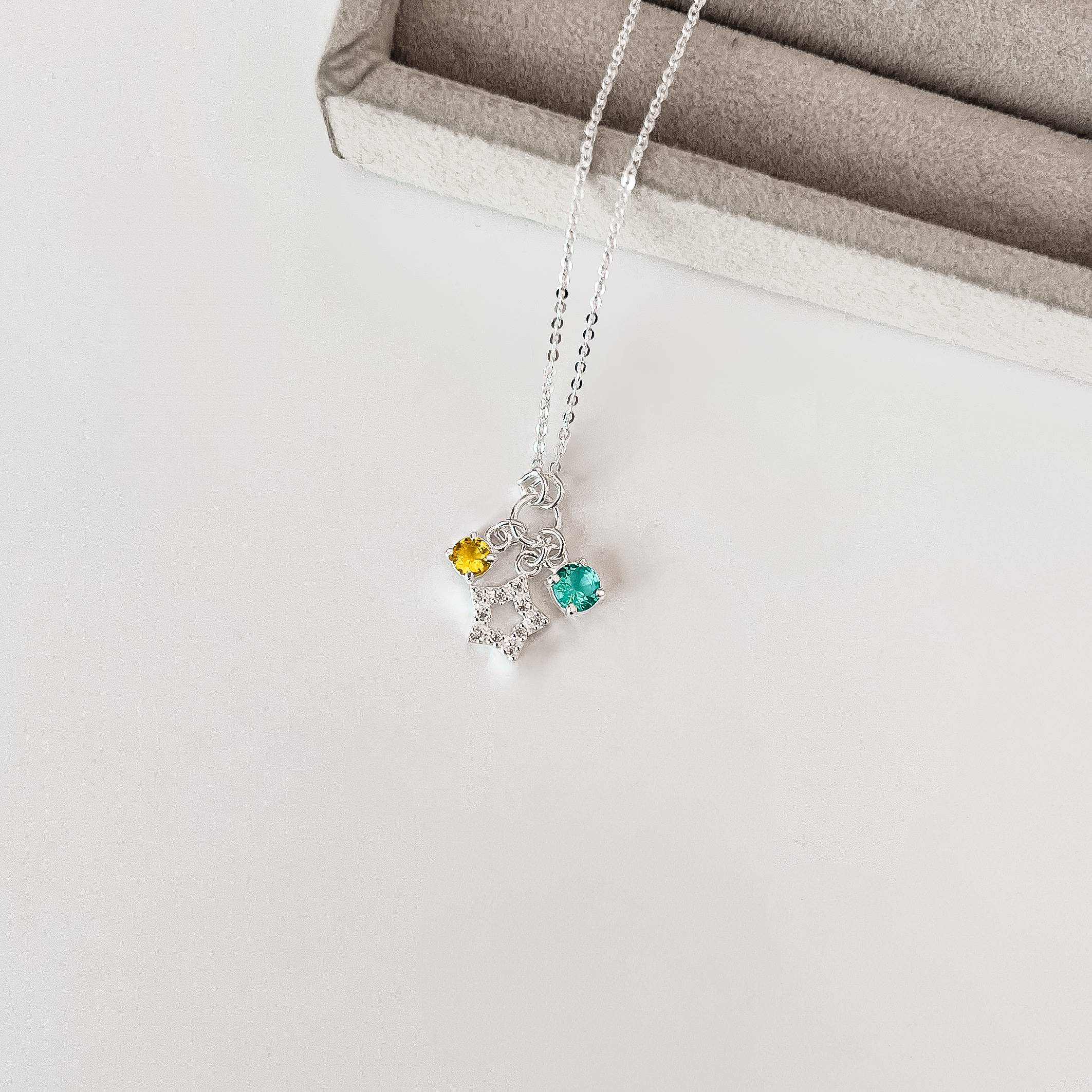 Imagem Colar entremeio círculo pingentes estrela vazada cravejada, zircônias amarela e acqua corrente cadeadinho 40+5cm