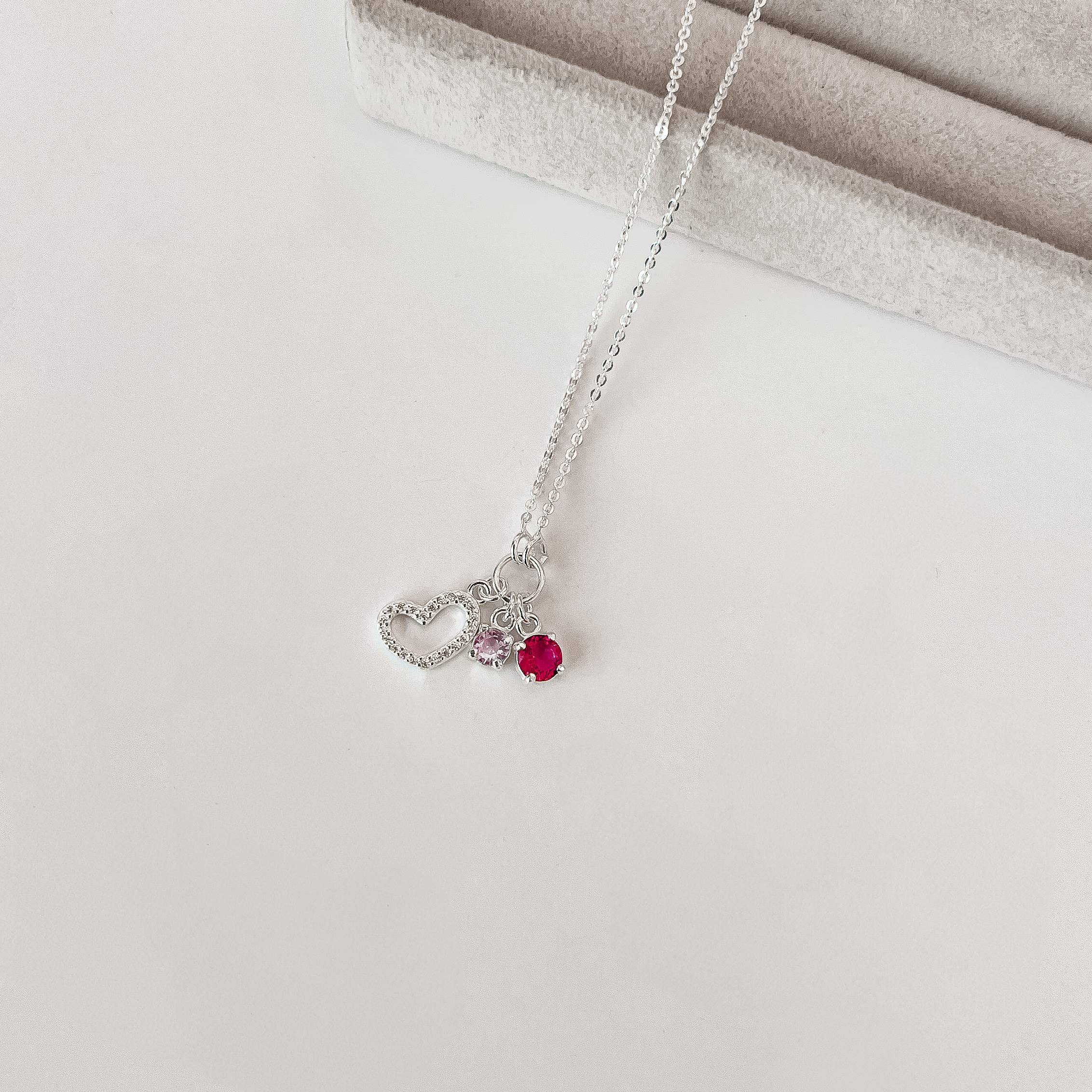 Imagem Colar entremeio círculo pingentes coração de lado vazado cravejado, zircônias rosa e cereja corrente cadeadinho 40+5cm