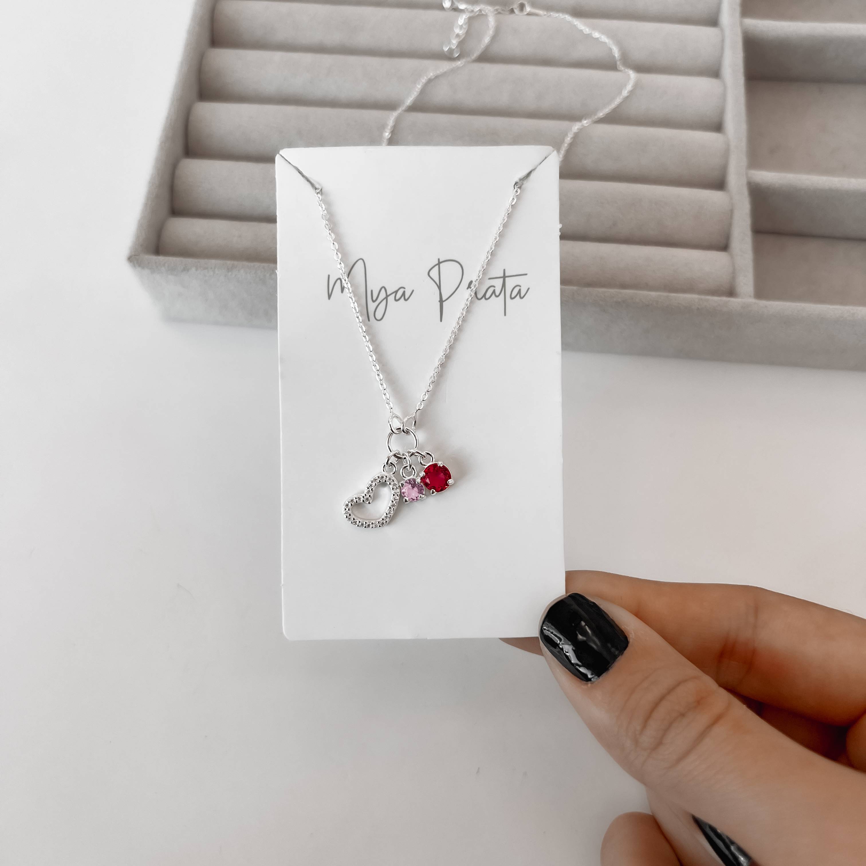 Imagem Secundária Colar entremeio círculo pingentes coração de lado vazado cravejado, zircônias rosa e cereja corrente cadeadinho 40+5cm