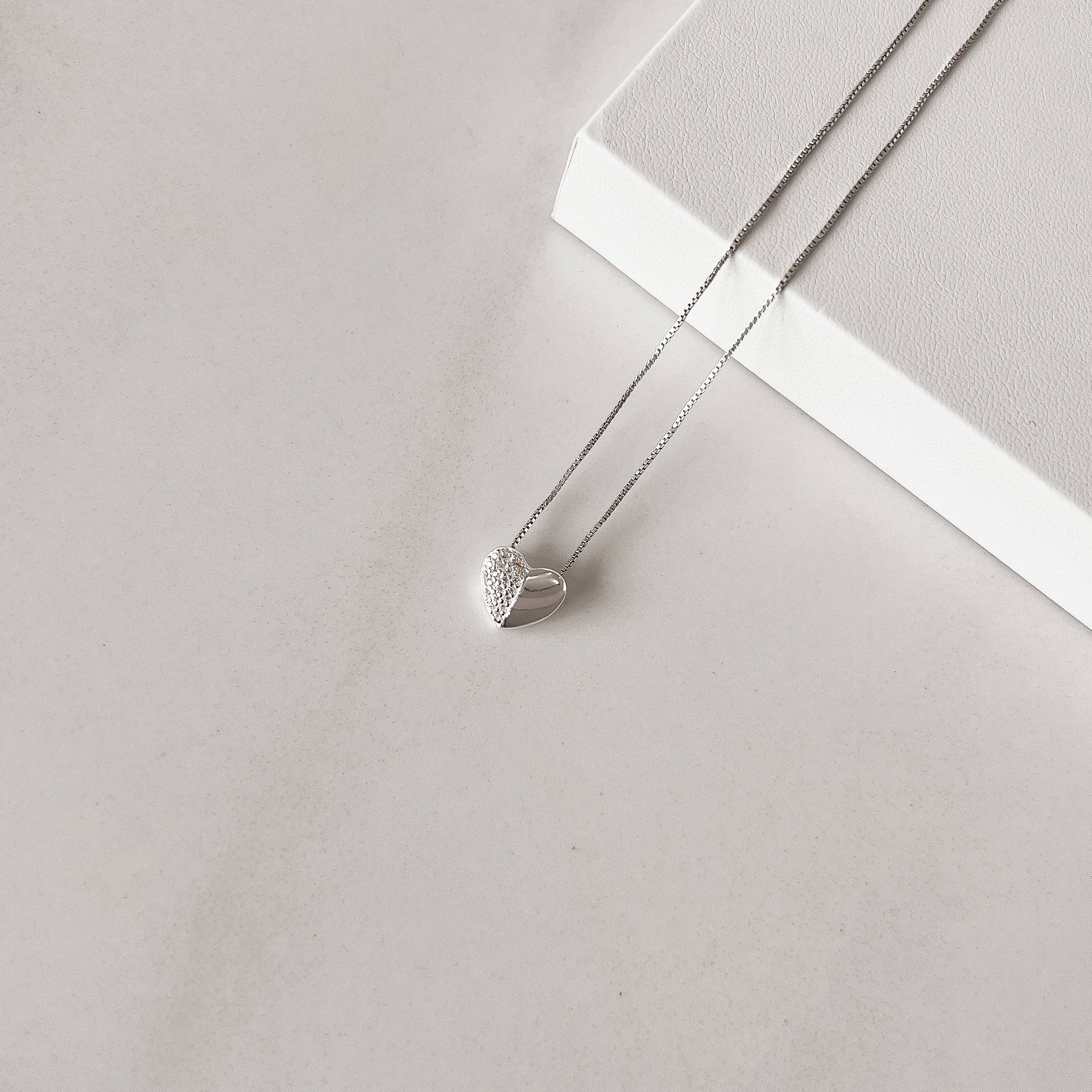 Colar coração metade cravejado 11mm 45cm