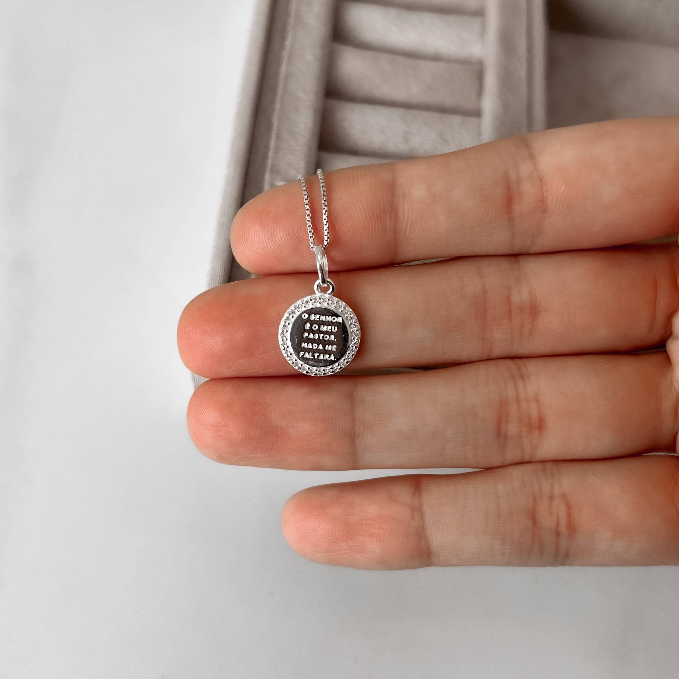 Colar pingente medalha Salmo 23:1 cravejado 12mm 45cm