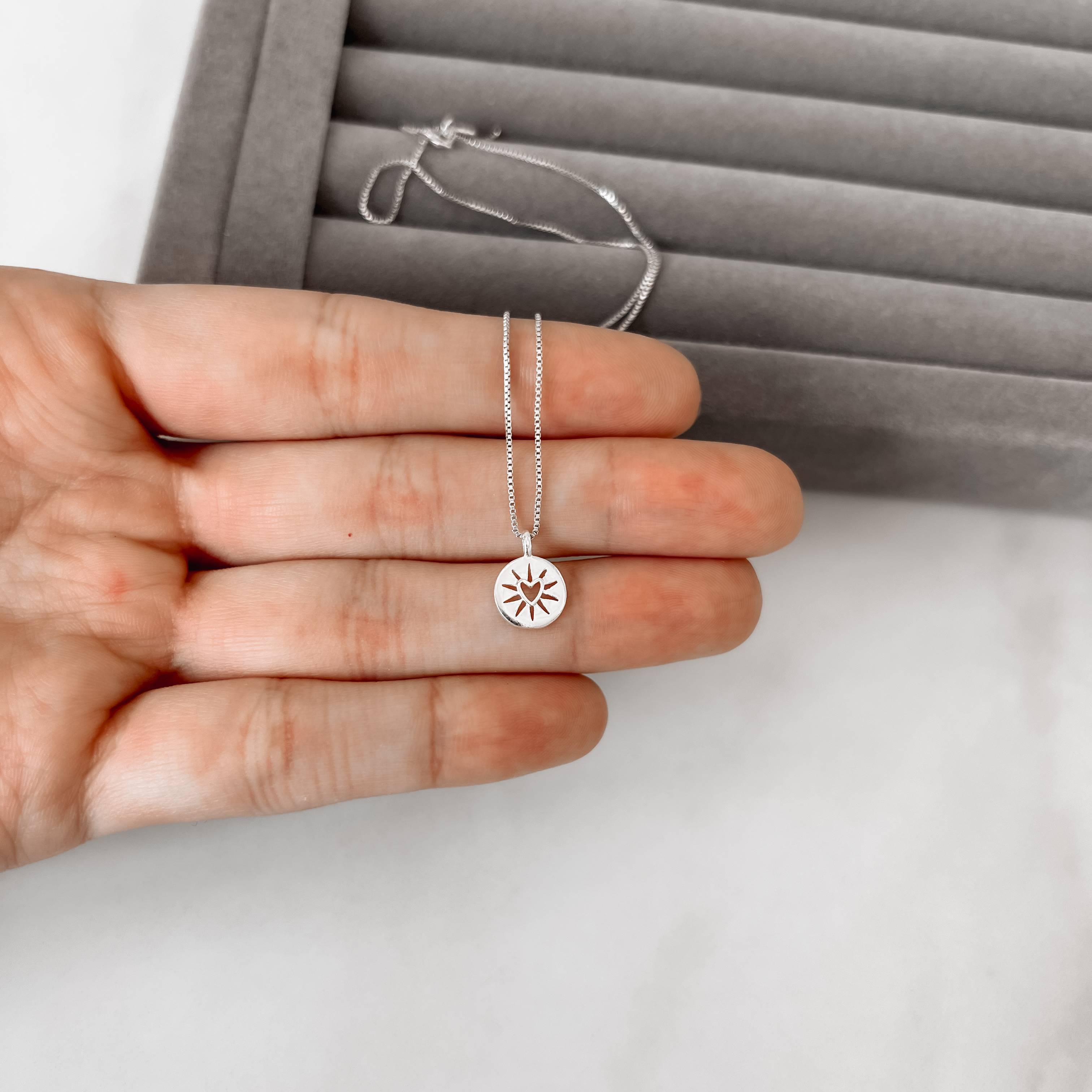 Colar pingente medalha coração vazado 9mm 45cm