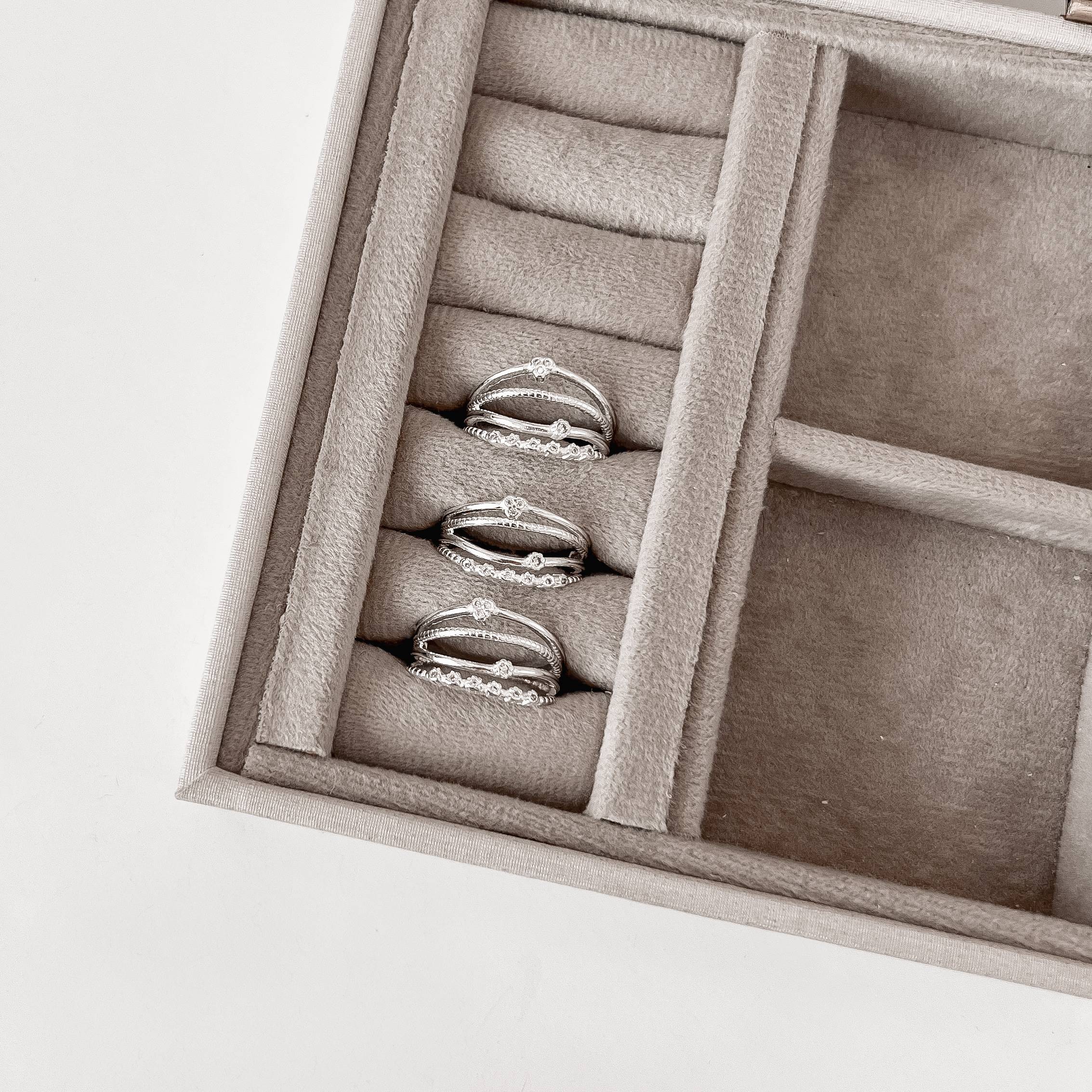 Imagem Secundária Anel 4 fios com cravejado