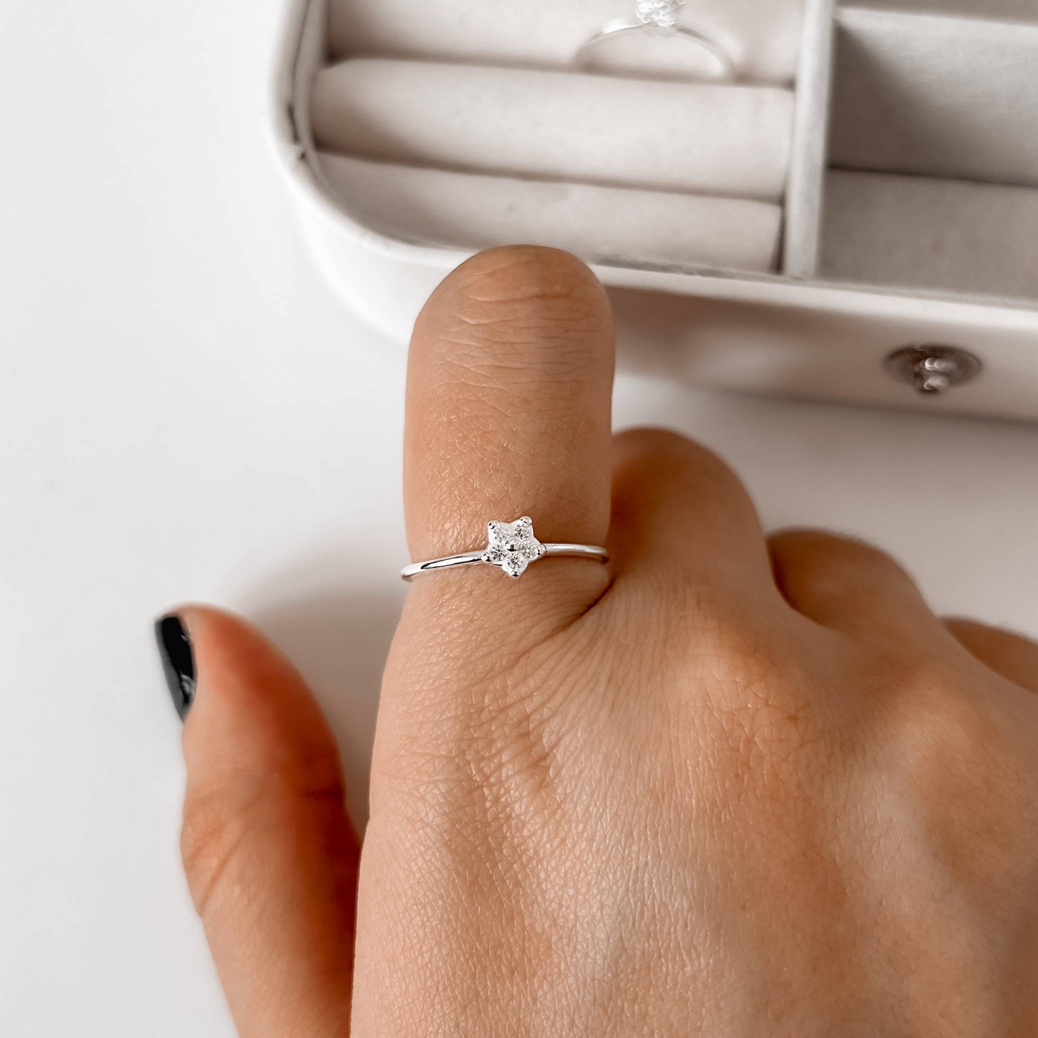 Imagem Anel flor cravejada caixa alta