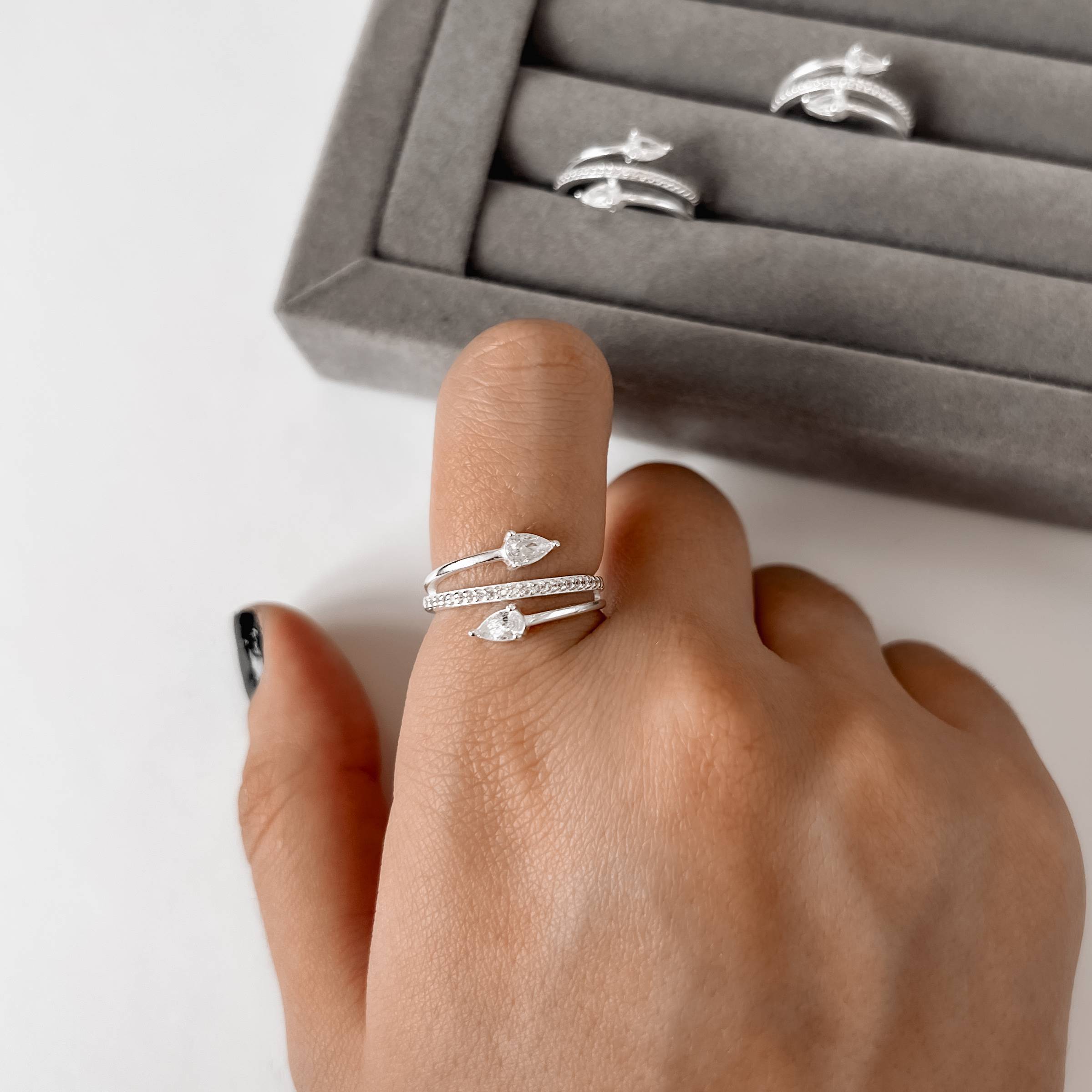 Imagem Secundária Anel 3 fios meia aliança com zircônias gota