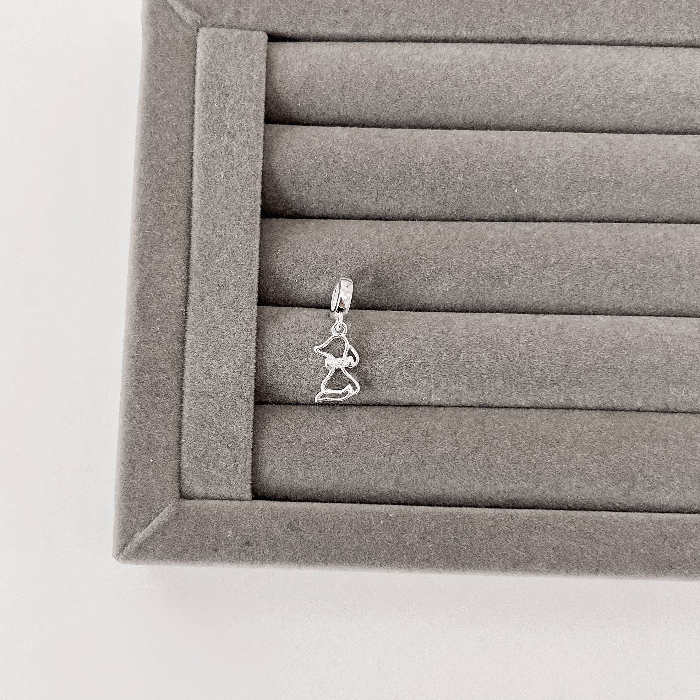 Berloque pingente cachorro vazado detalhe zircônia 12mm