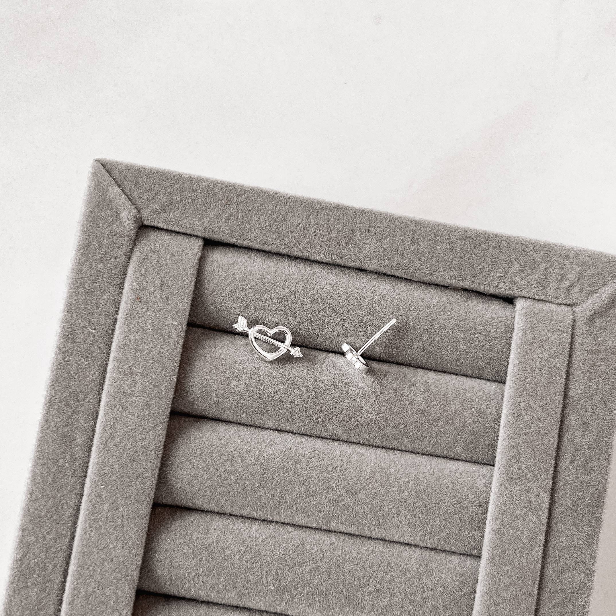 Imagem Brinco coração vazado com flecha detalhe zircônia 14mm