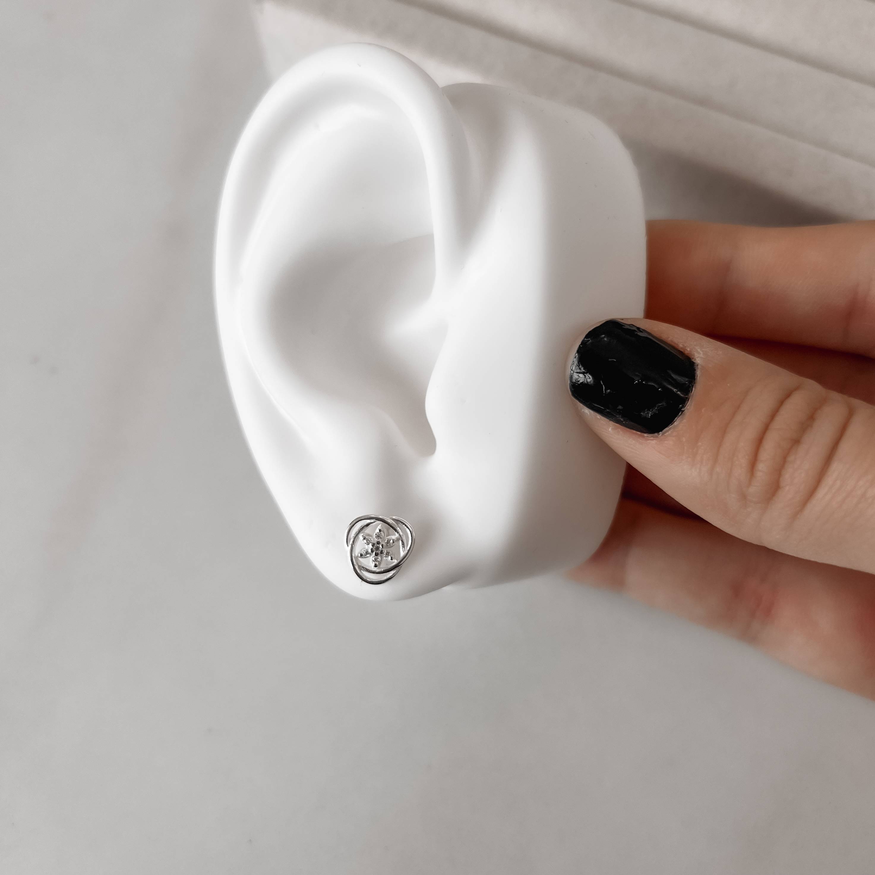 Imagem Brinco 3 elos trançados com flor cravejada 9mm