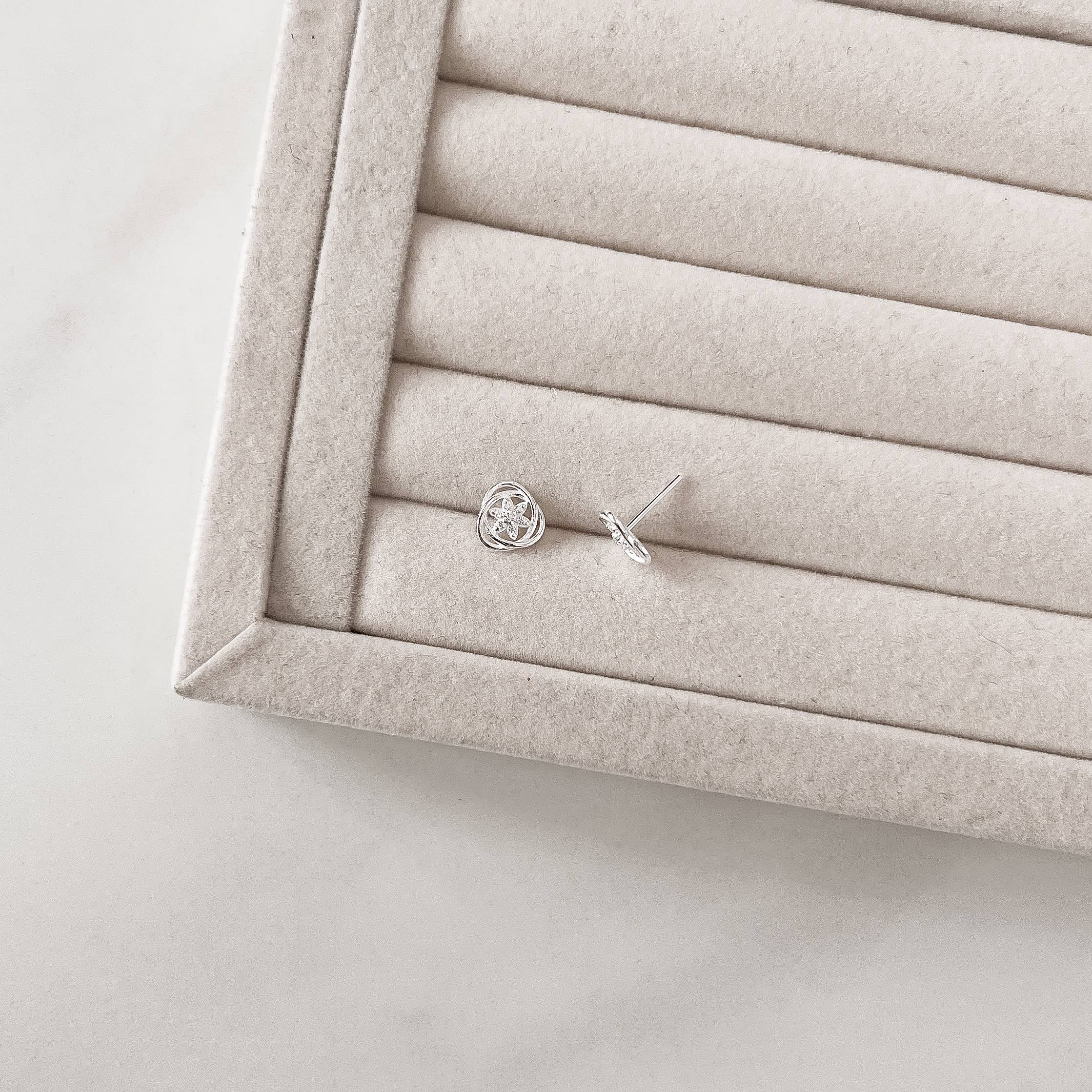 Imagem Secundária Brinco 3 elos trançados com flor cravejada 9mm