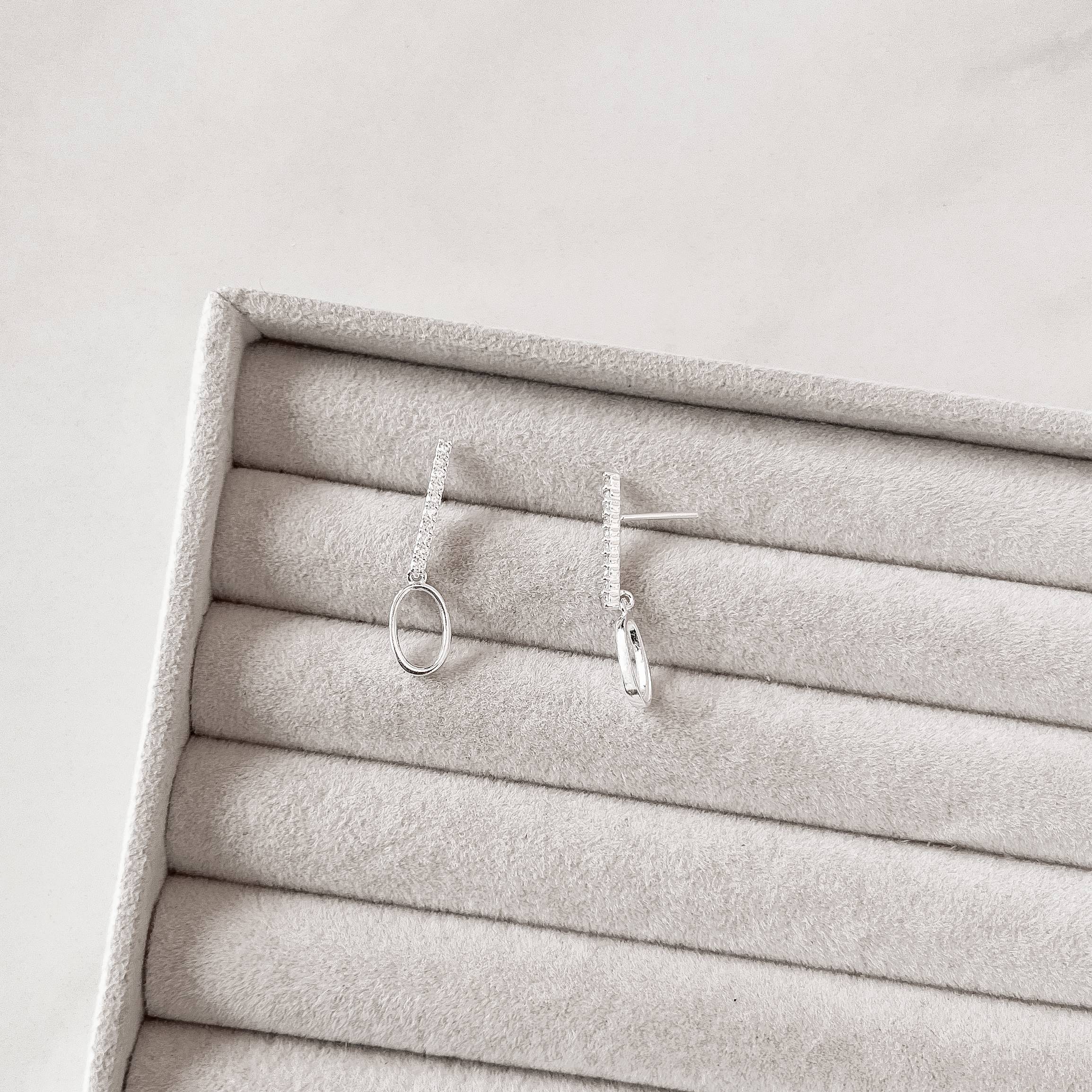 Imagem Secundária Brinco palito cravejado 17mm com pingente elo oval