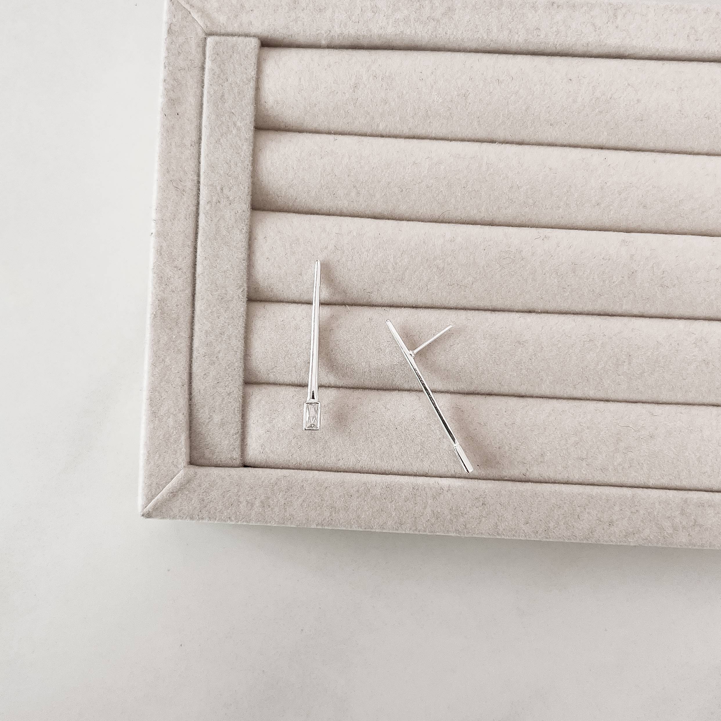 Imagem Brinco bastão com zircônia retangular 35mm