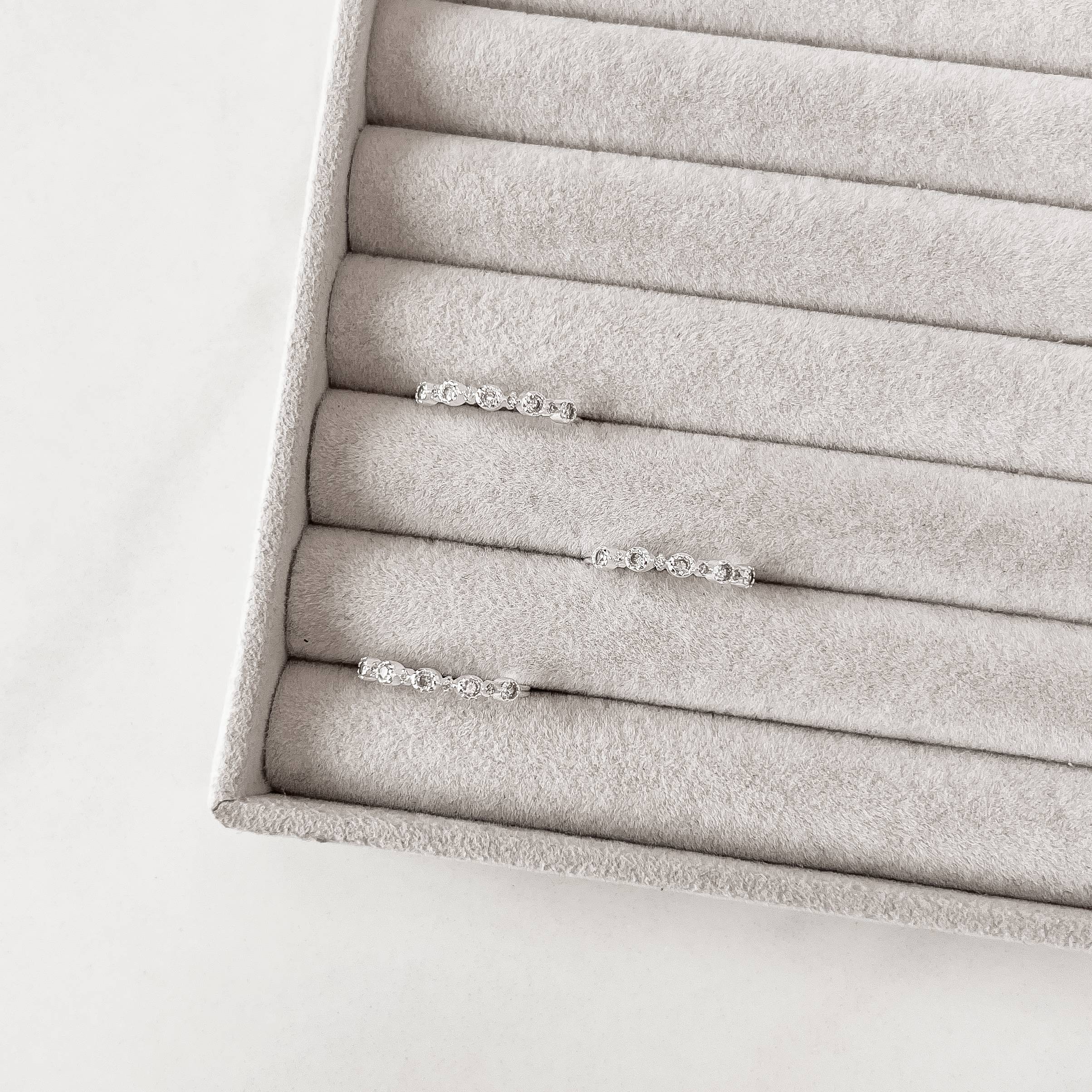 Imagem Anel meia aliança círculos P e G cravejados