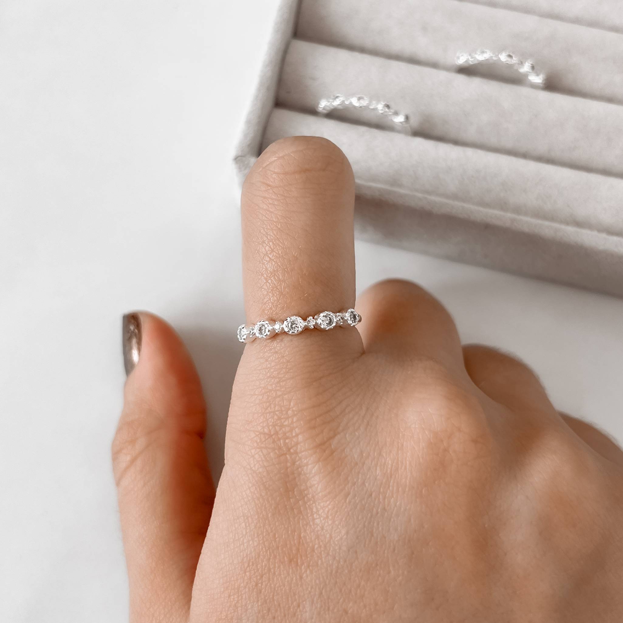 Imagem Secundária Anel meia aliança círculos P e G cravejados