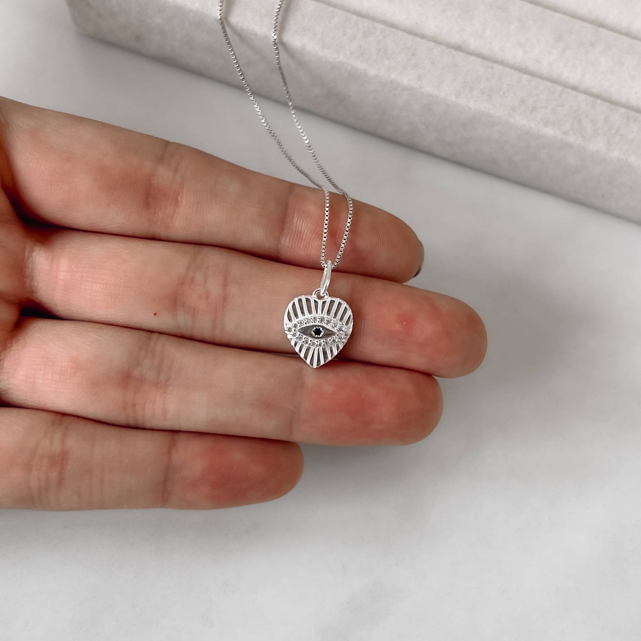 Imagem Secundária Colar pingente coração detalhe olho cravejado 12mm 45cm