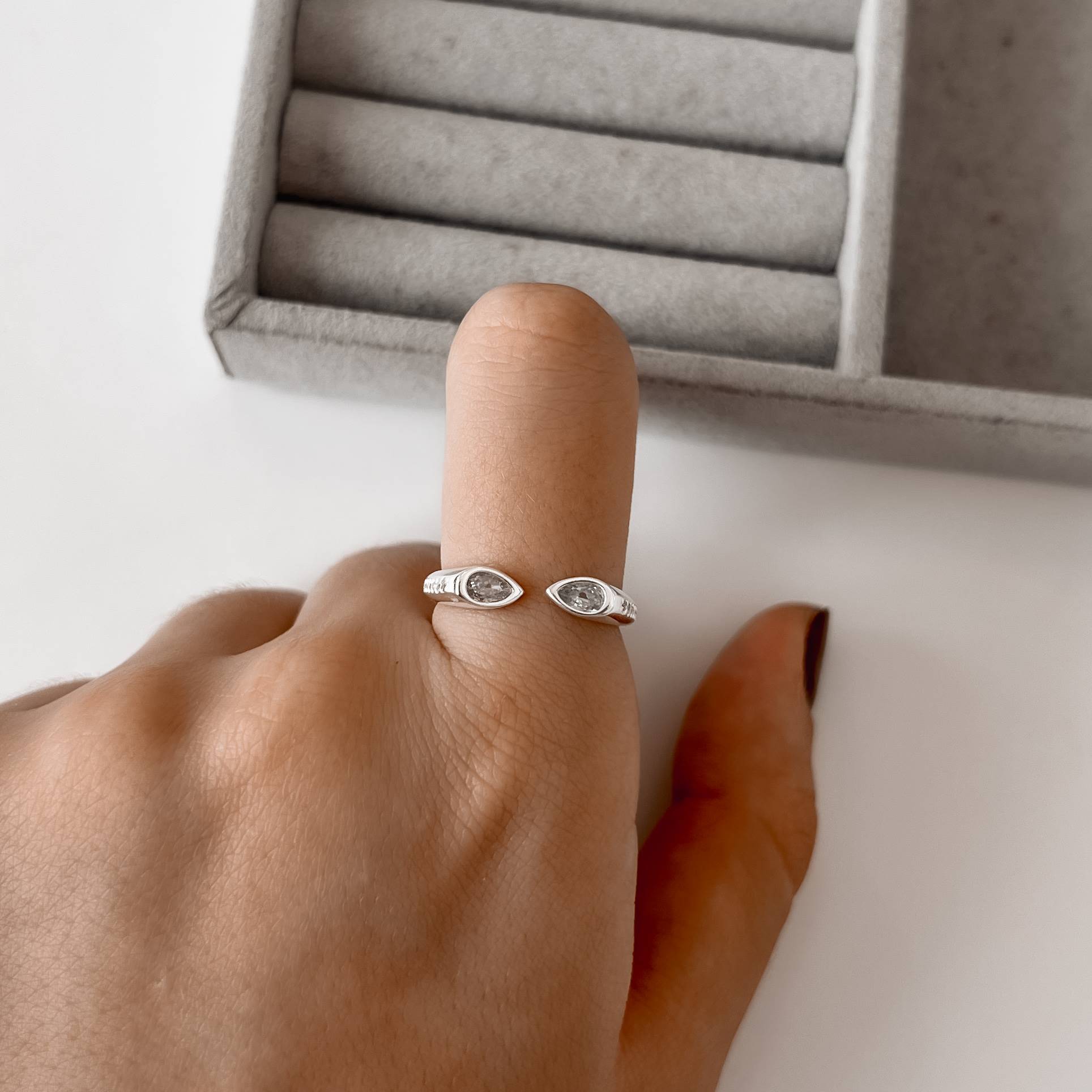 Imagem Anel 2 zircônias gota com cravejado lateral regulável G