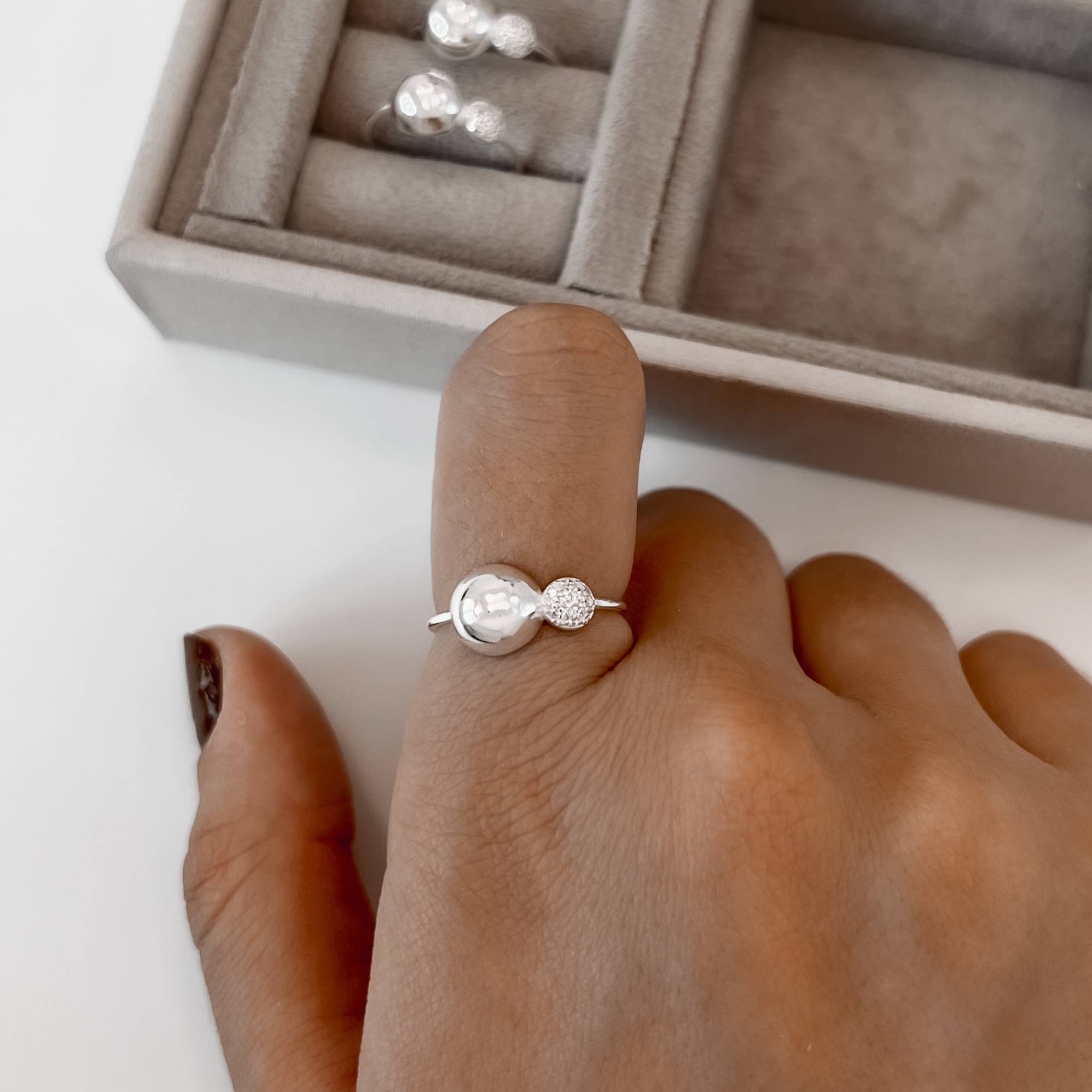 Imagem Secundária Anel 2 bolas lisa e cravejada