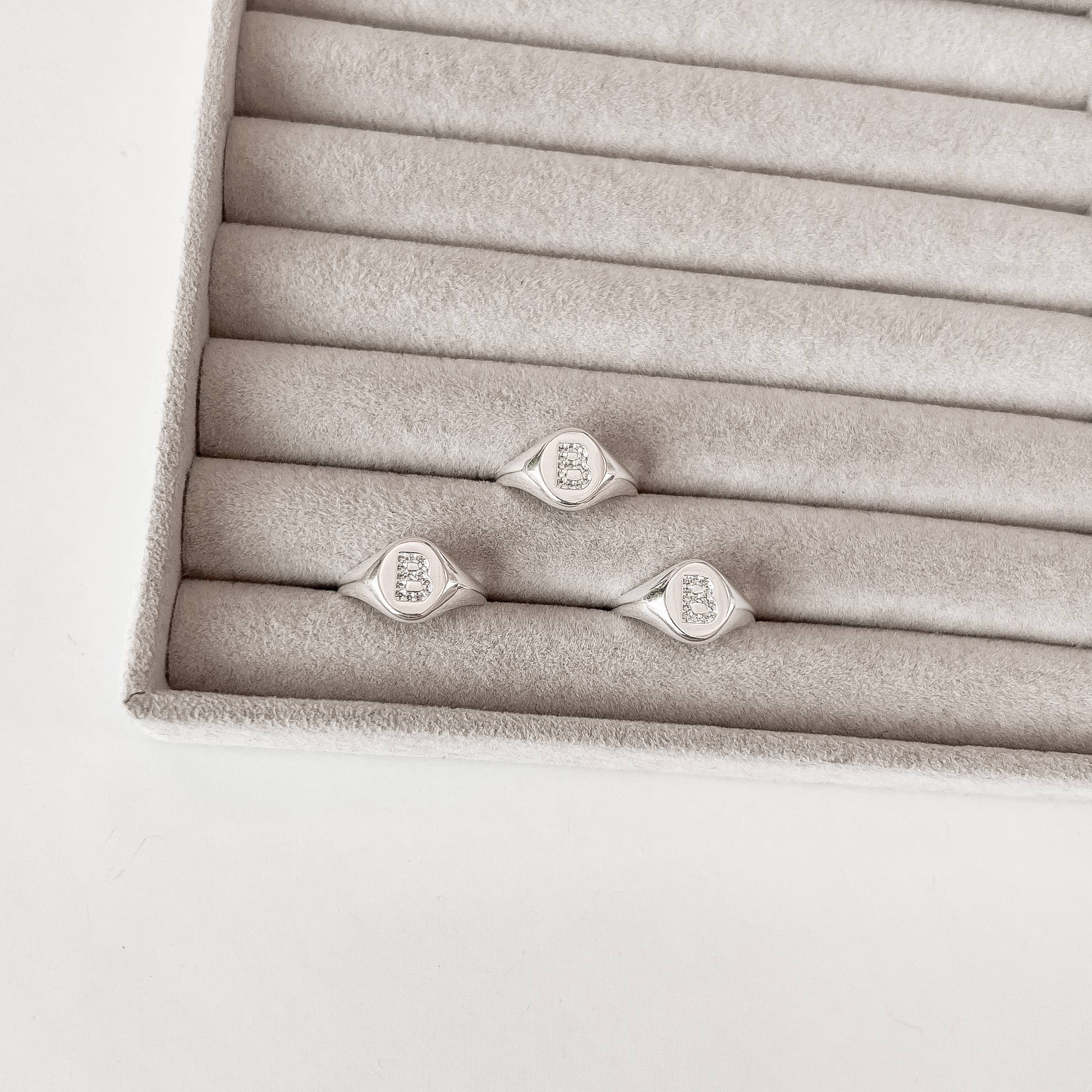 Imagem Secundária Anel oval letra B cravejada regulável G