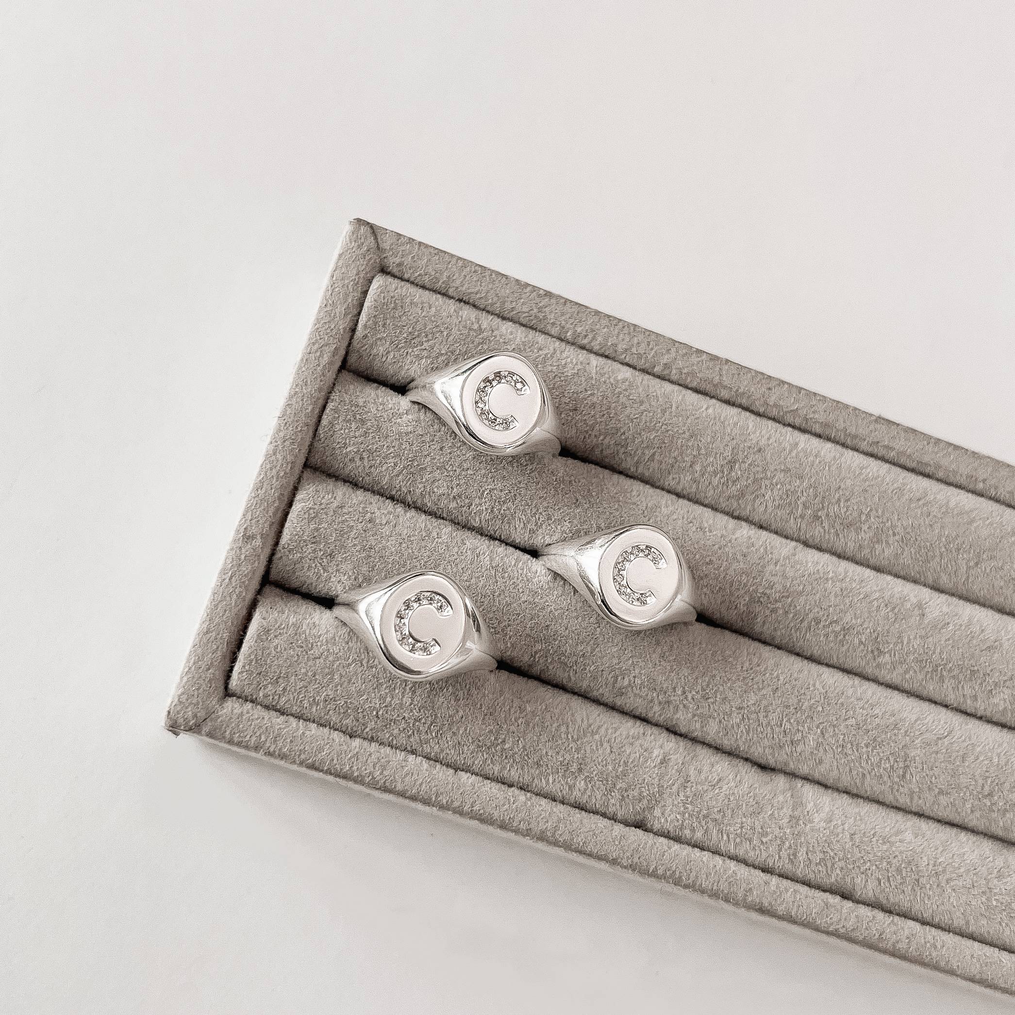 Imagem Secundária Anel oval letra C cravejada regulável P