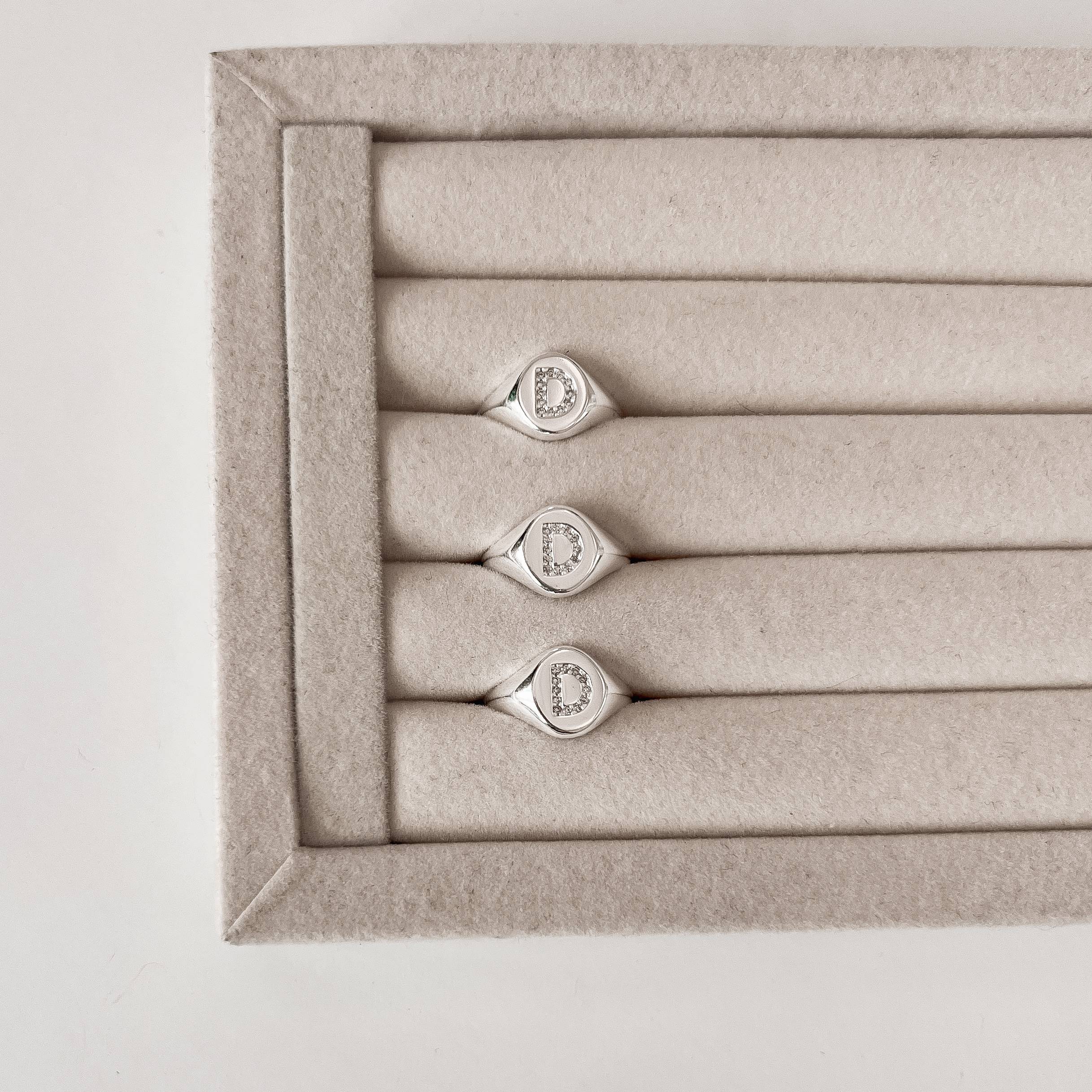 Imagem Secundária Anel oval letra D cravejada regulável P