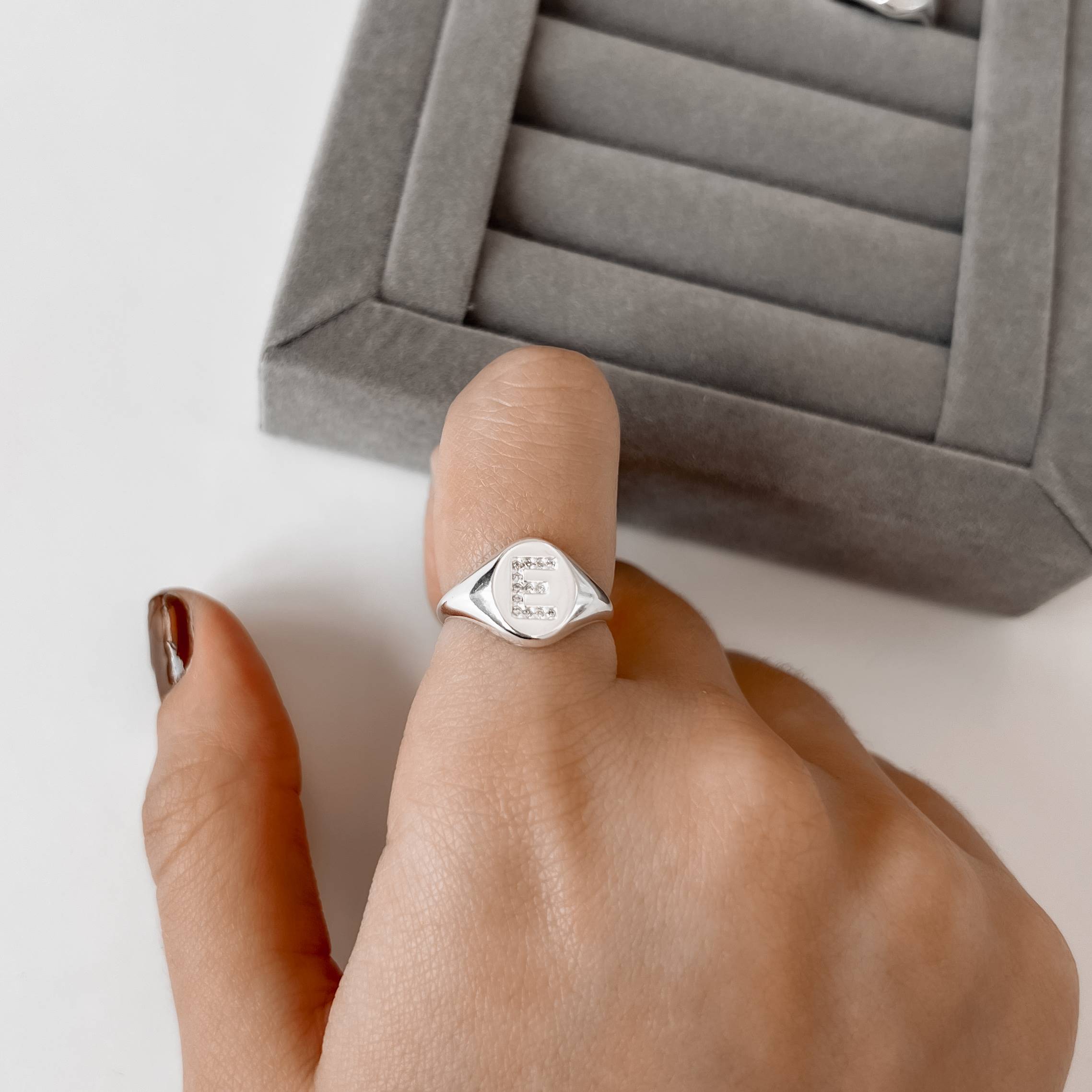 Imagem Secundária Anel oval letra E cravejada regulável P