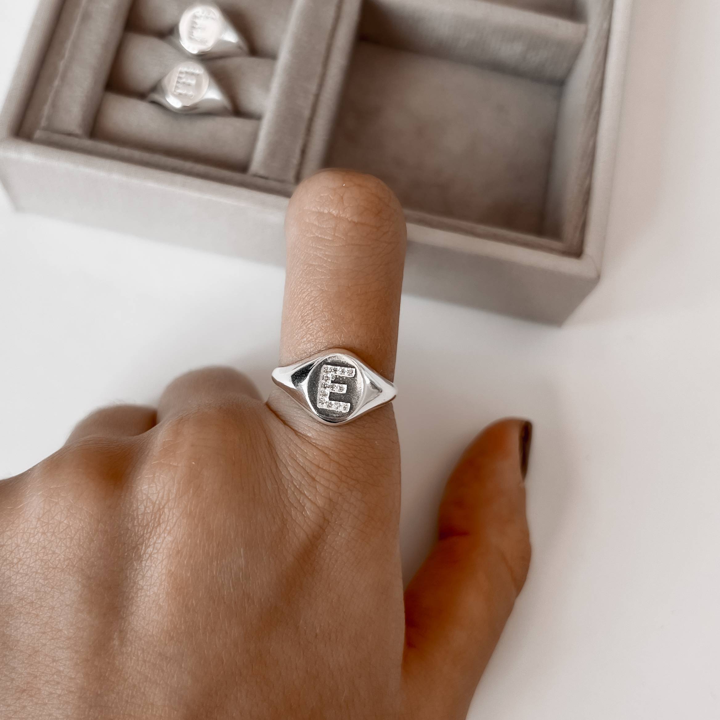 Imagem Secundária Anel oval letra E cravejada regulável G