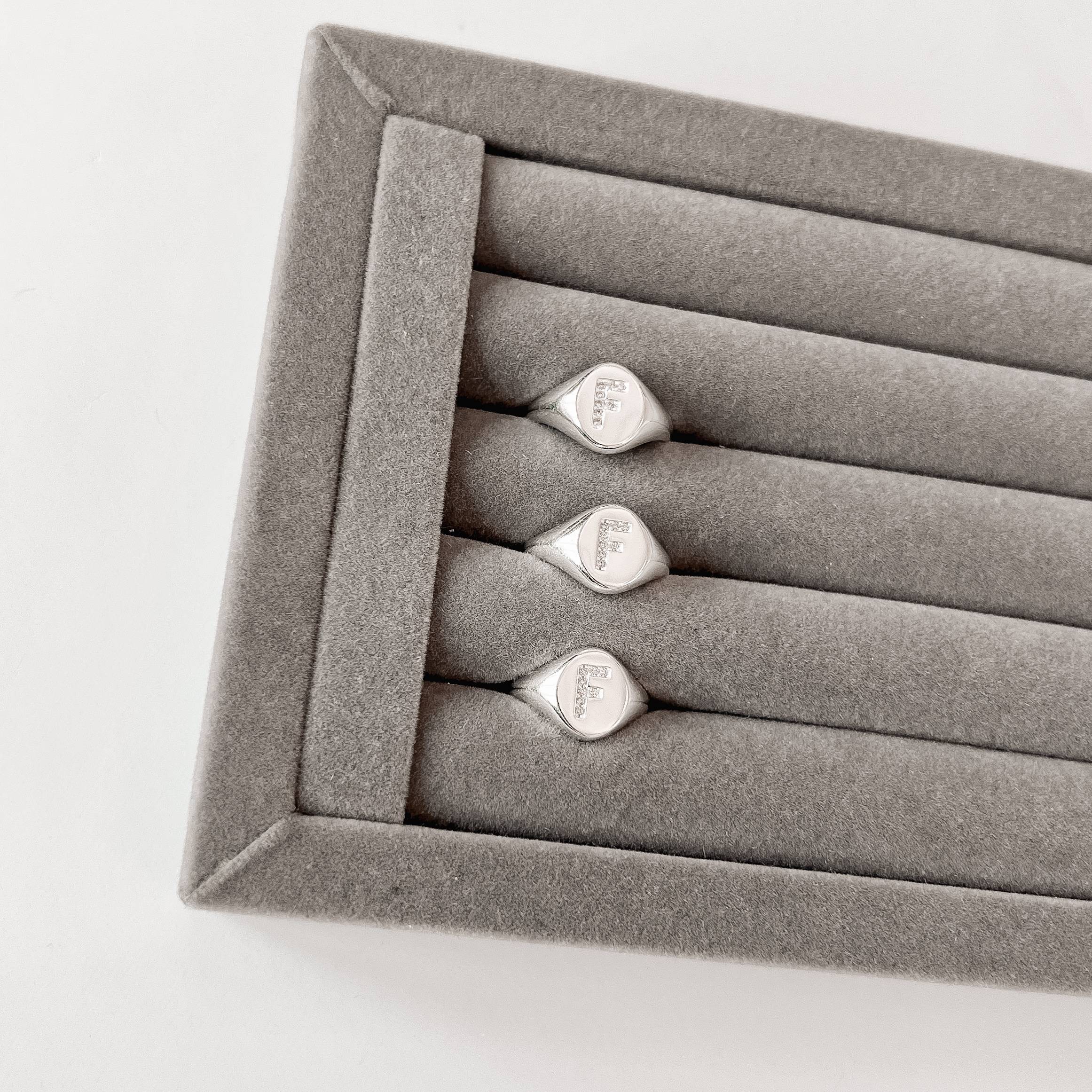 Imagem Secundária Anel oval letra F cravejada regulável P