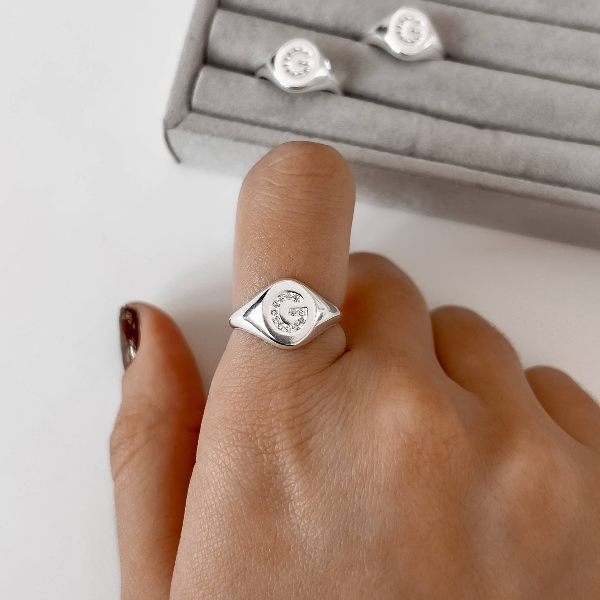 Imagem Secundária Anel oval letra G cravejada regulável P