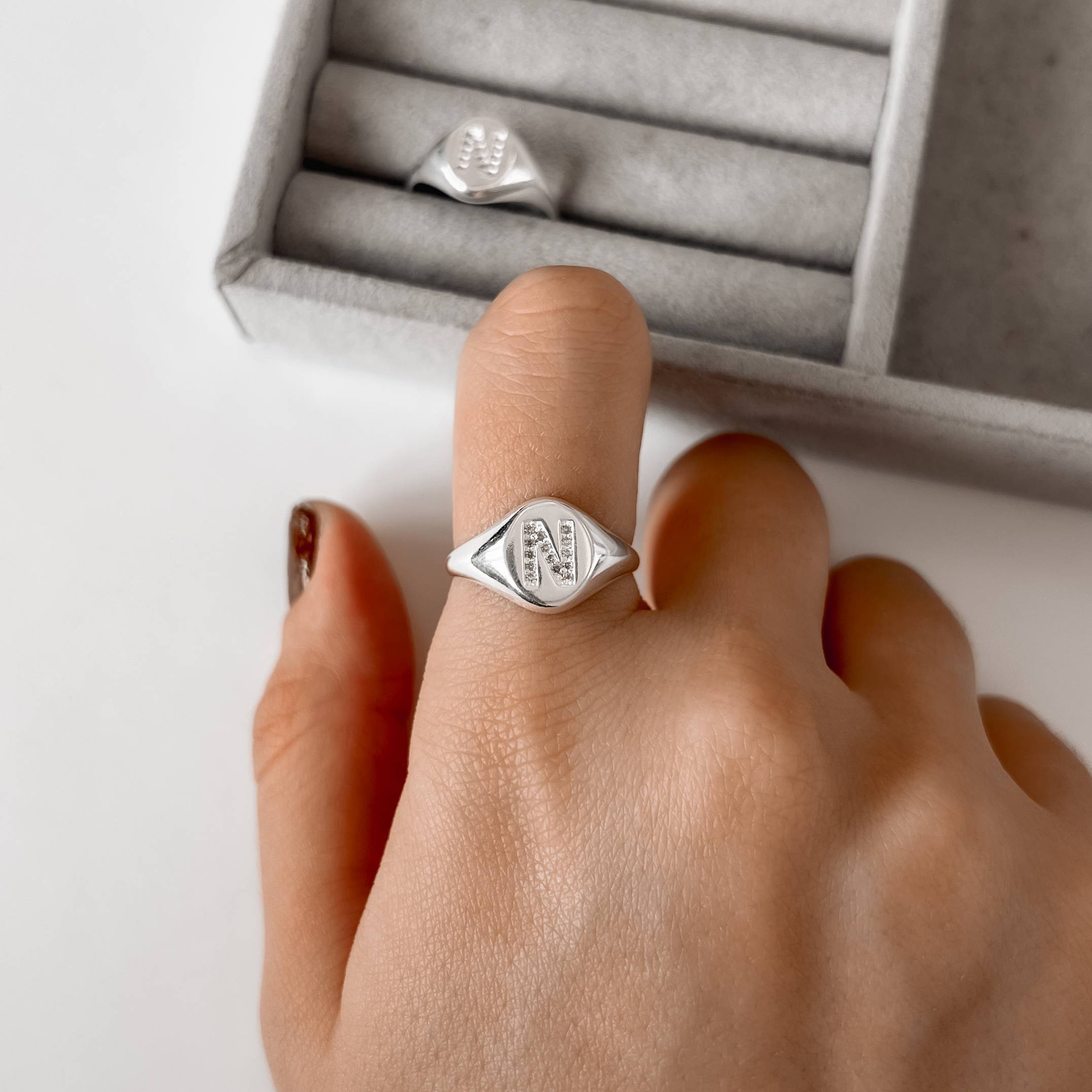 Imagem Secundária Anel oval letra N cravejada regulável G