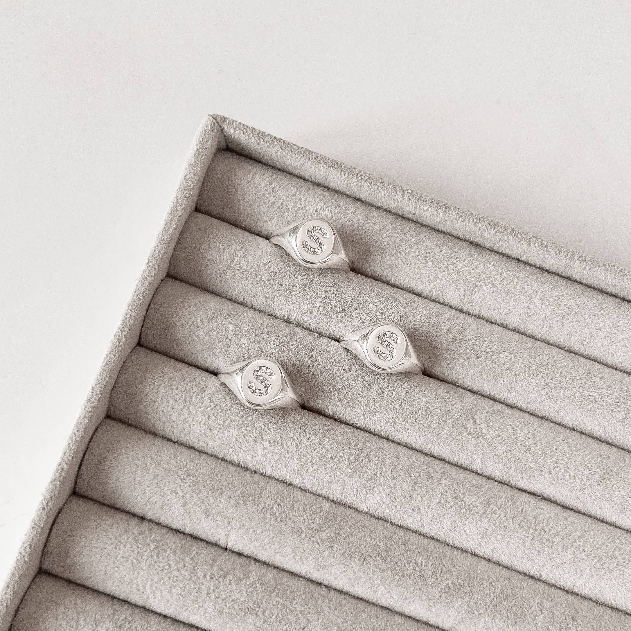 Imagem Secundária Anel oval letra S cravejada regulável G