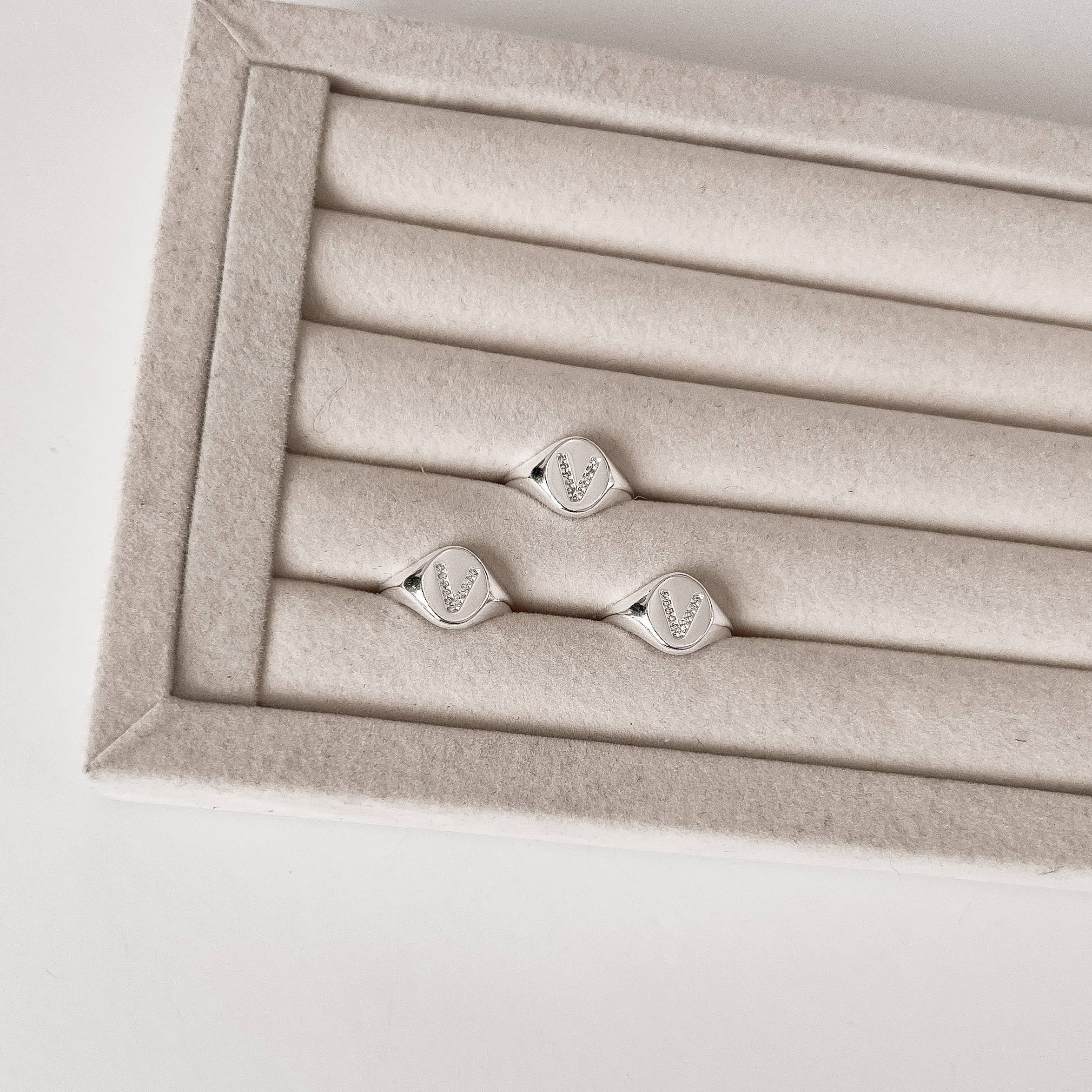 Imagem Secundária Anel oval letra V cravejada regulável P