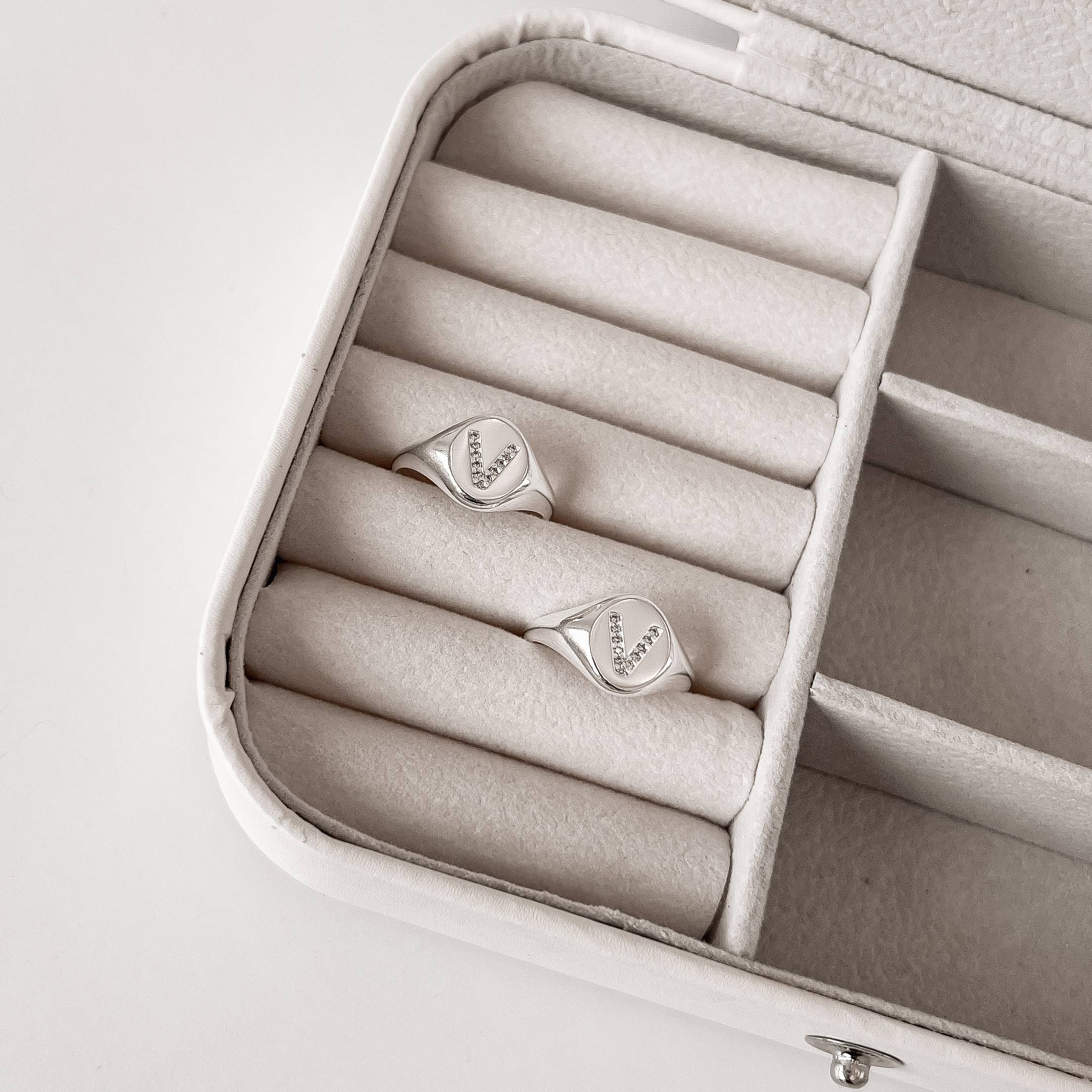 Imagem Secundária Anel oval letra V cravejada regulável G