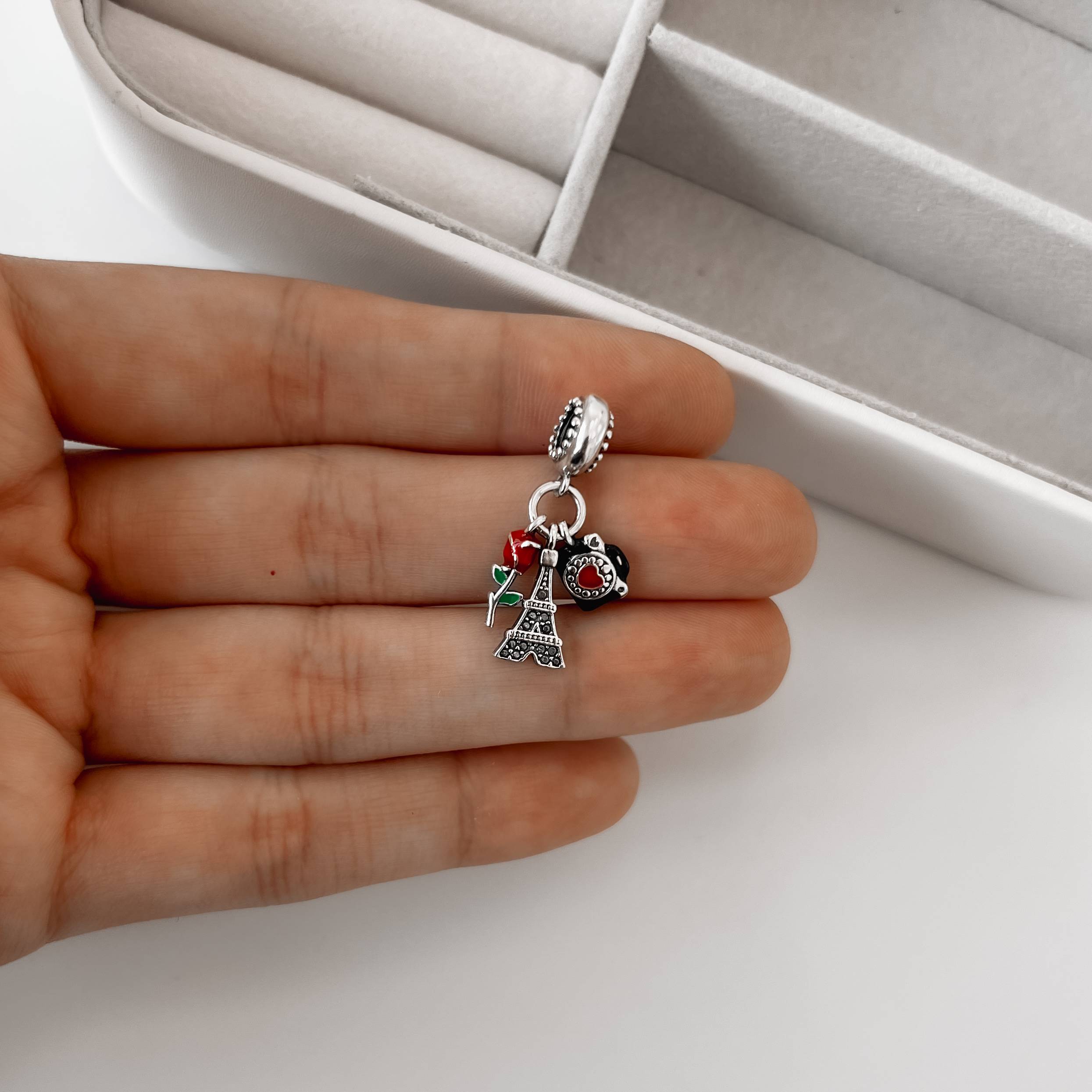 Berloque pingentes torre Eiffel cravejada, câmera e rosa envelhecido