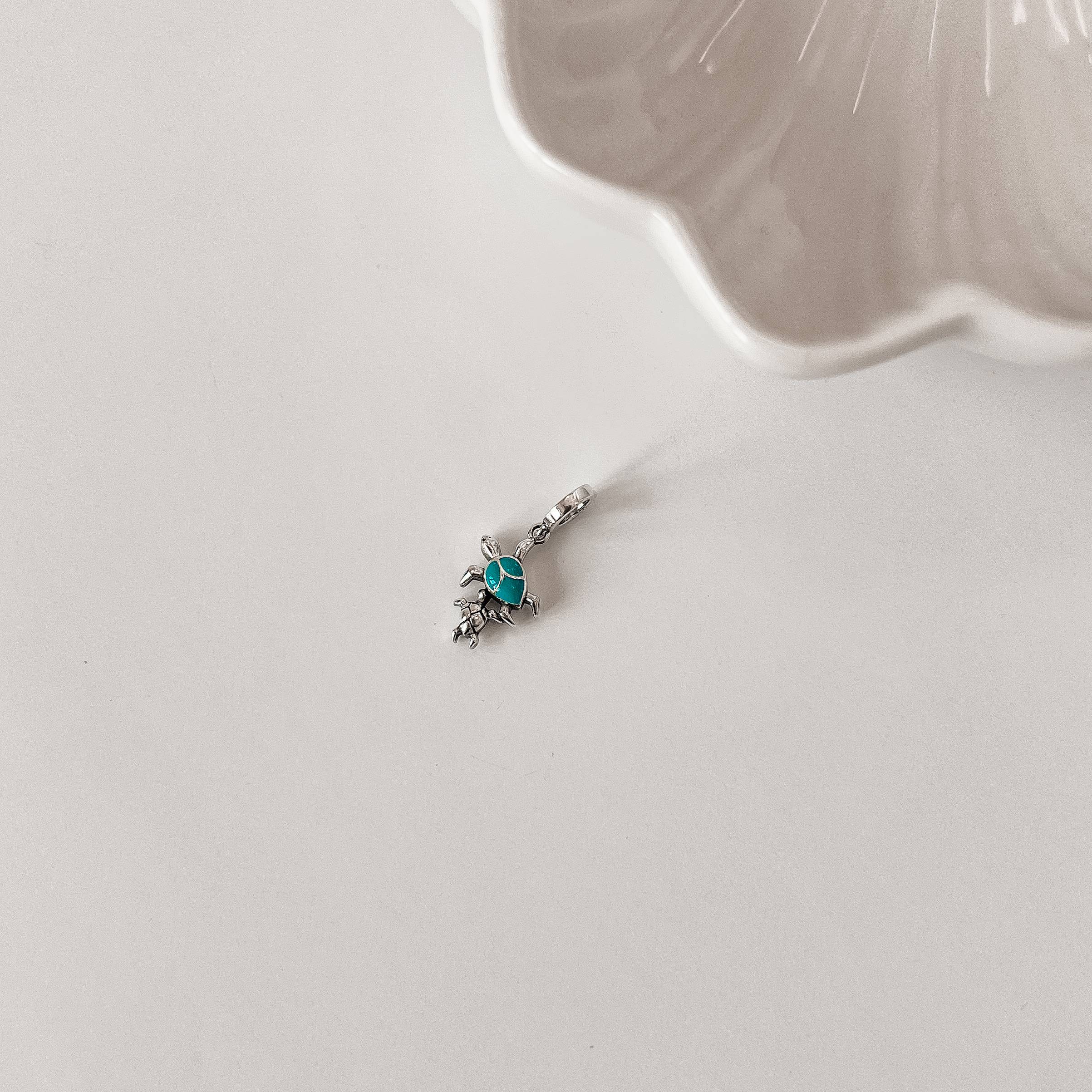 Berloque pingente tartarugas resina 15mm envelhecido