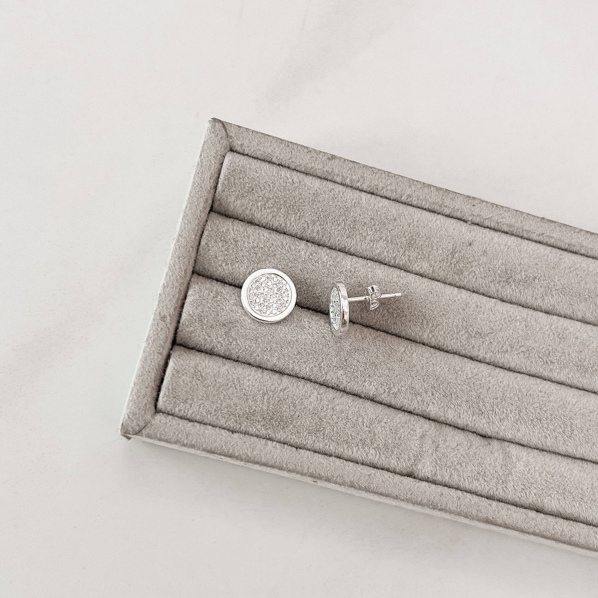 Brinco circulo com meio cravejado 10mm