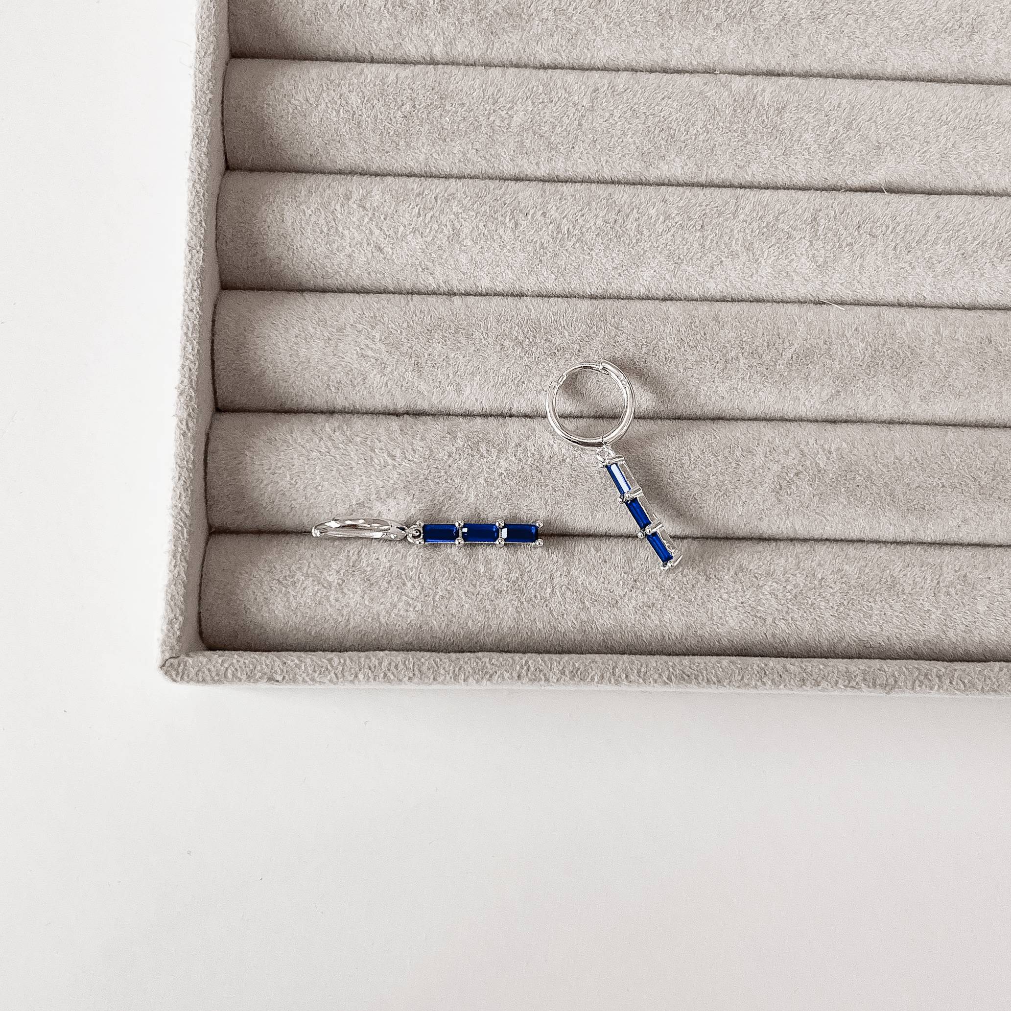 Argola click 12mm pingente zircônias retangulares azul bic