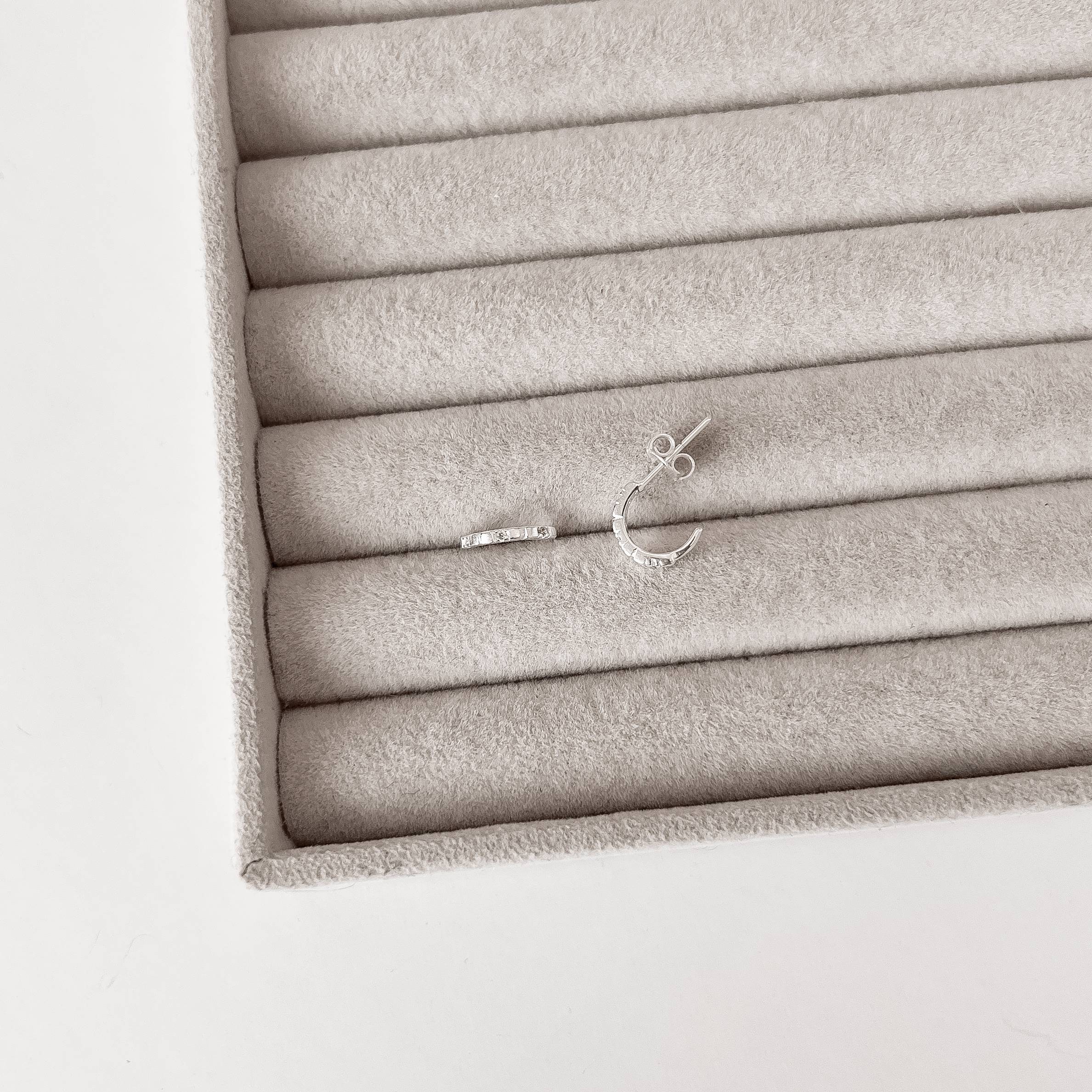 Brinco meia argola detalhe cravejado 11mm tarraxa