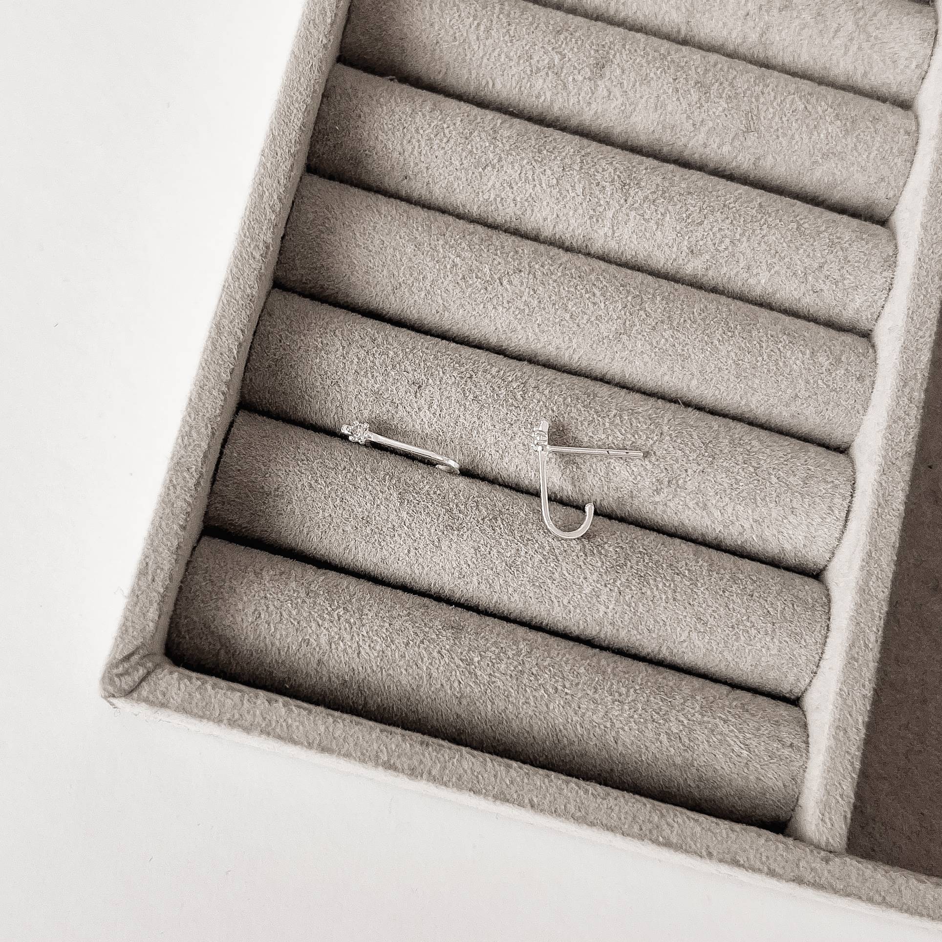 Imagem Brinco volta detalhe zircônia 14mm 