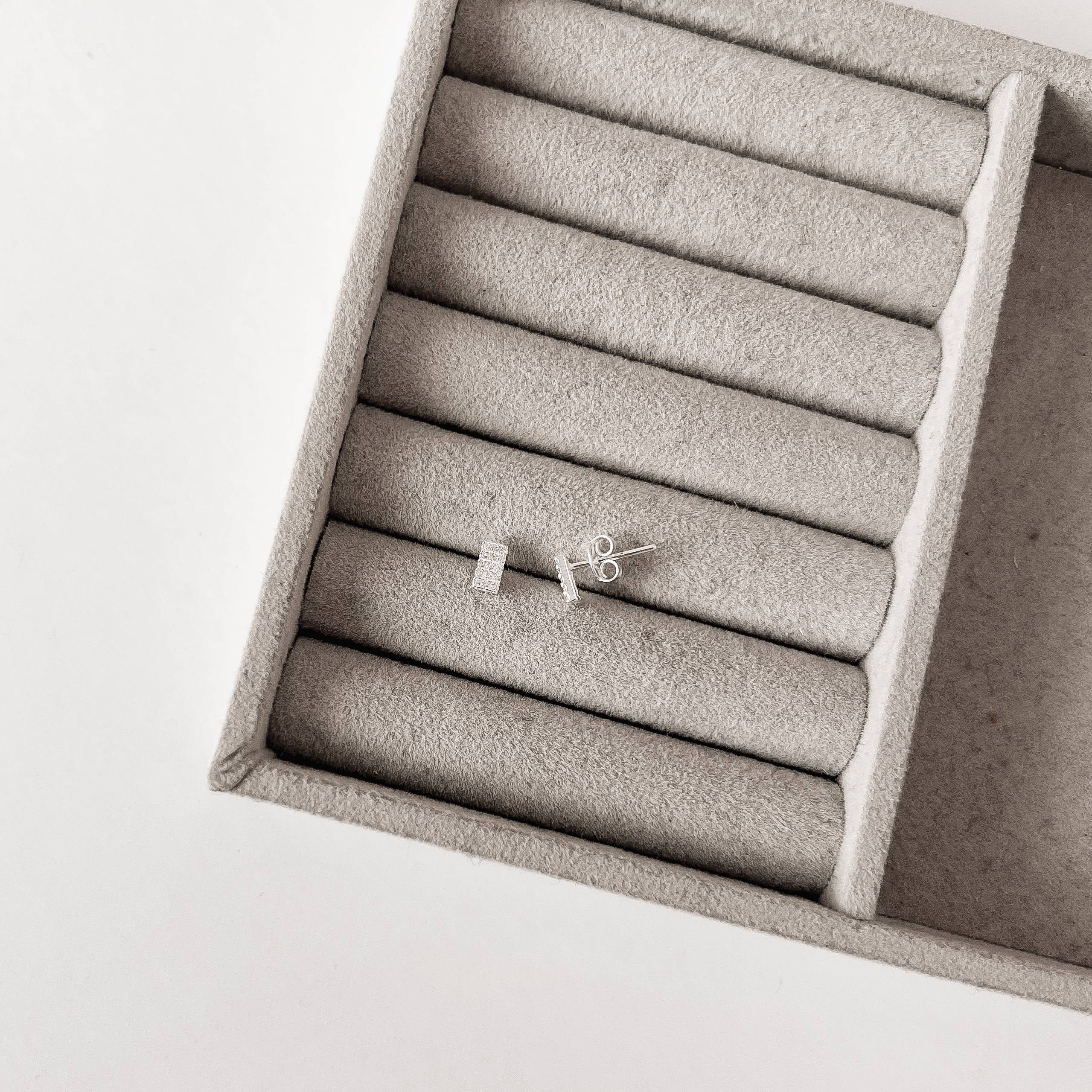 Brinco retângulo cravejado 6mm