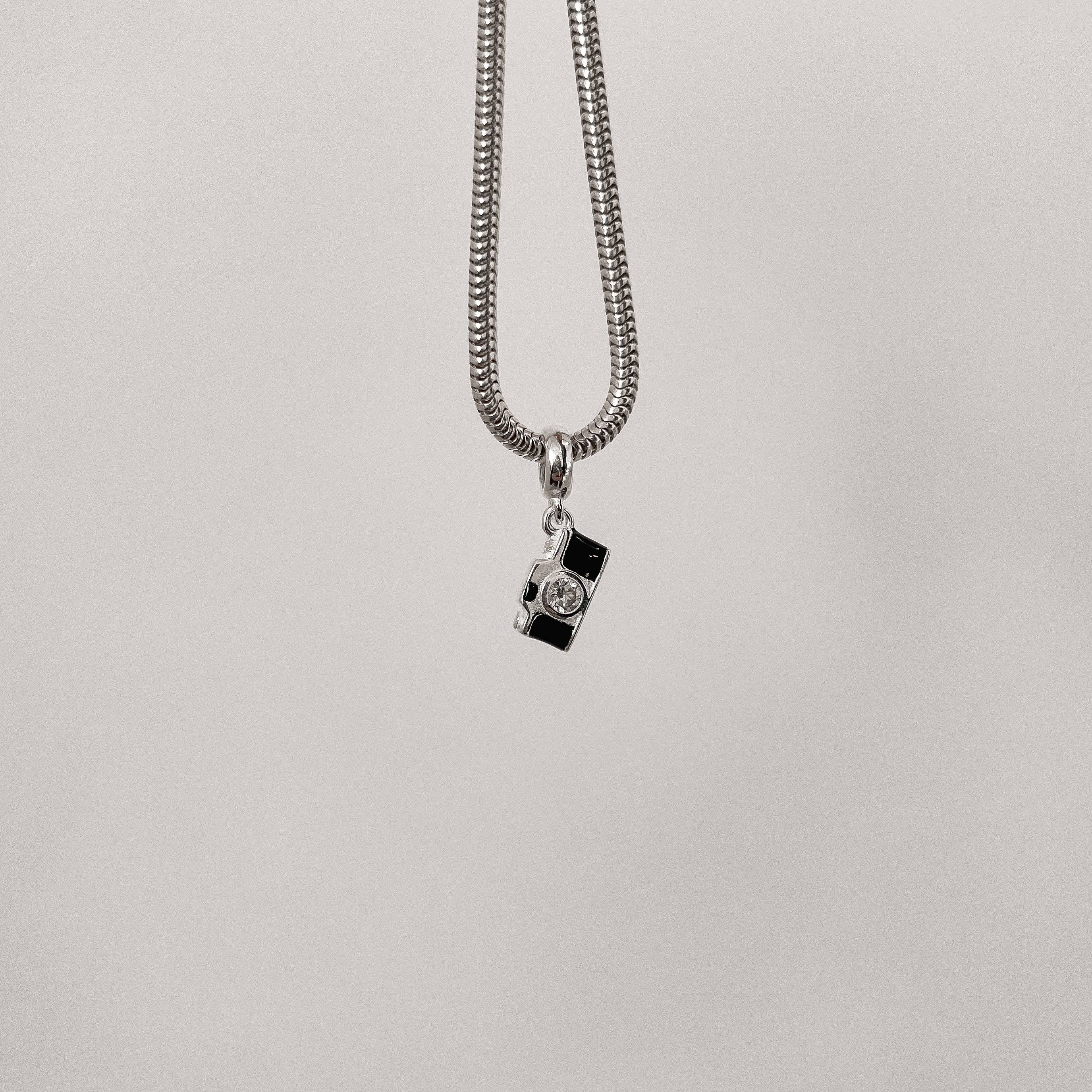 Berloque pingente câmera com zircônia resina 10mm