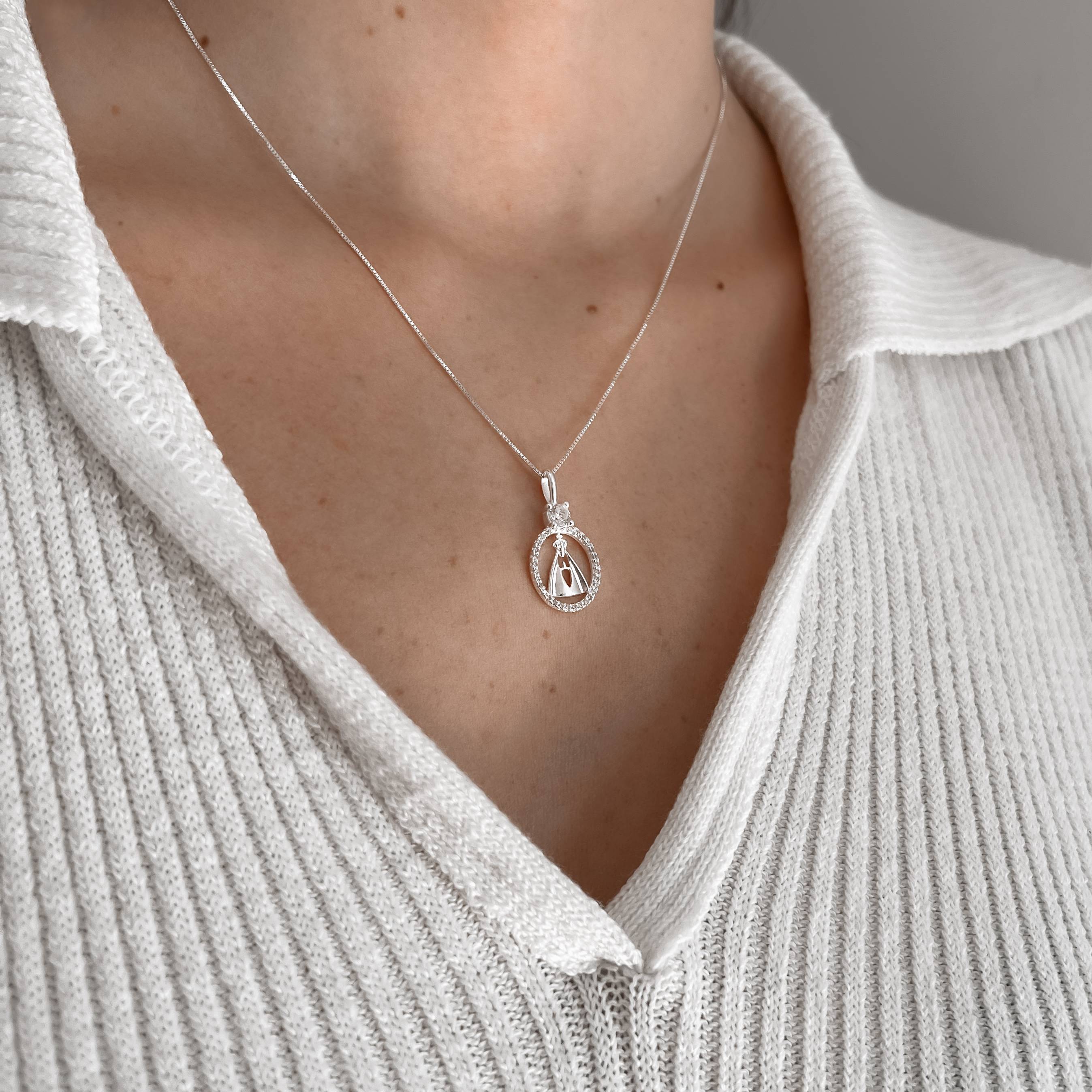 Imagem Secundária Colar pingente medalha Nsa. Sra. Aparecida borda cravejada 19mm 45cm