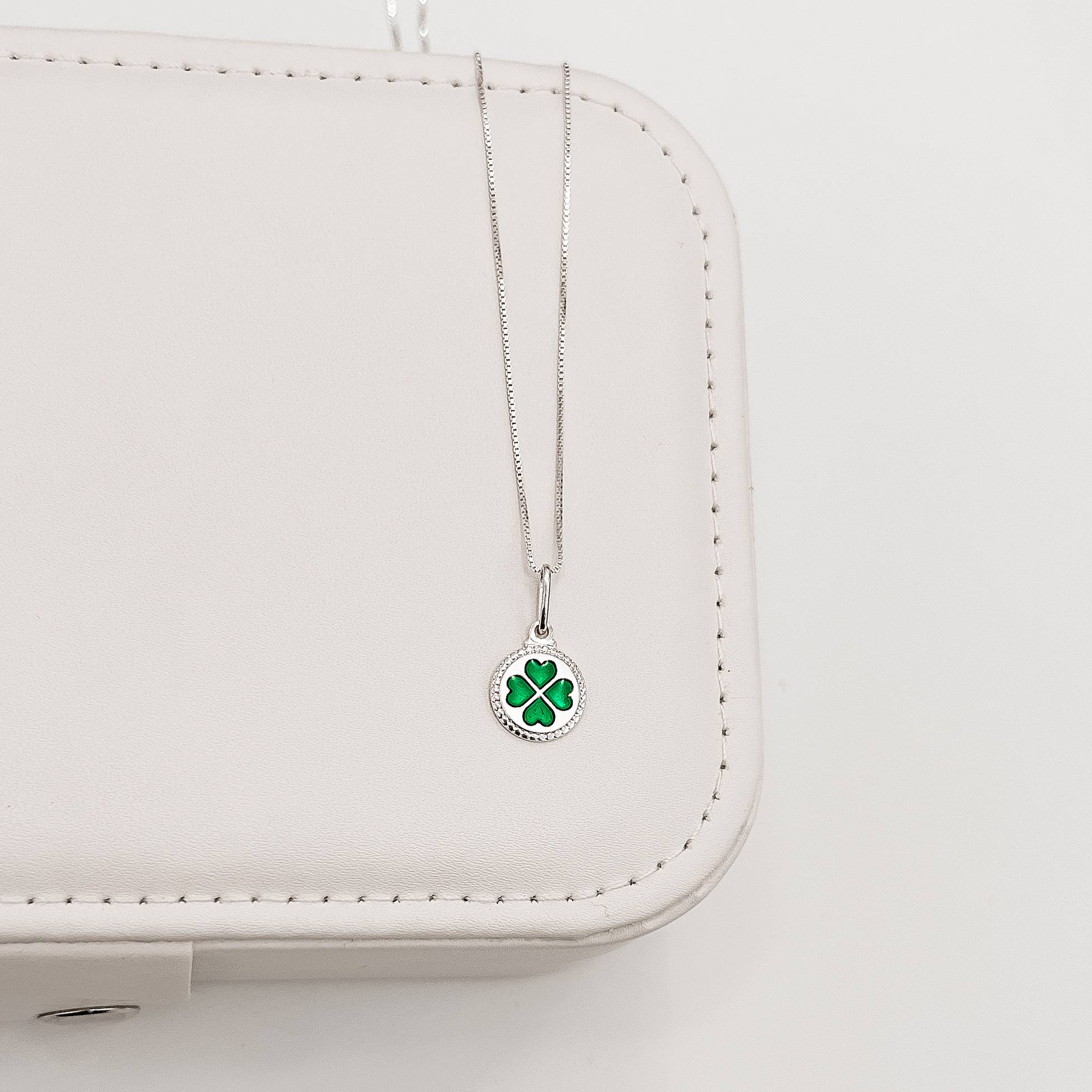 Colar pingente medalha trevo resina 11mm 45cm