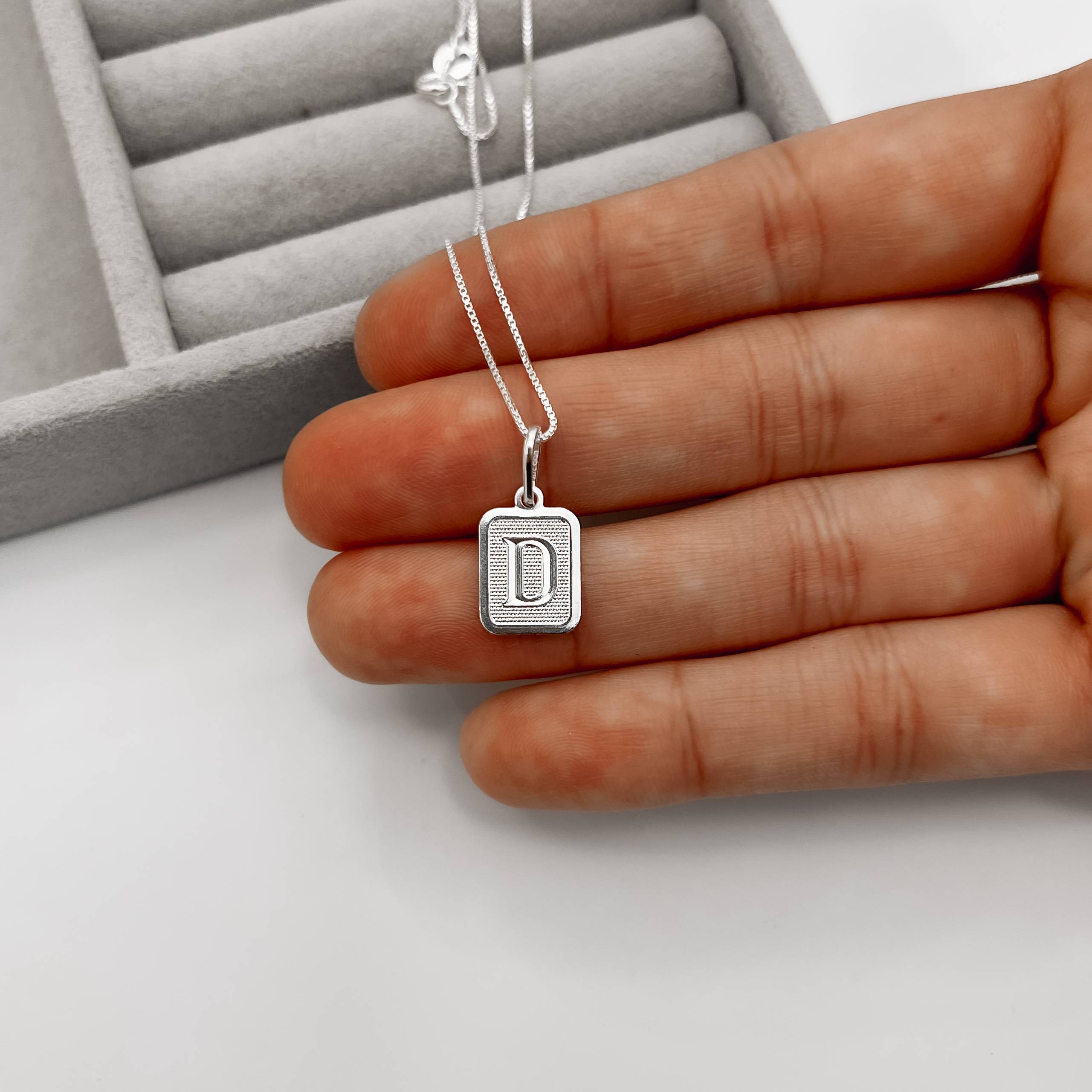 Imagem Colar pingente placa letra D 12mm 45cm