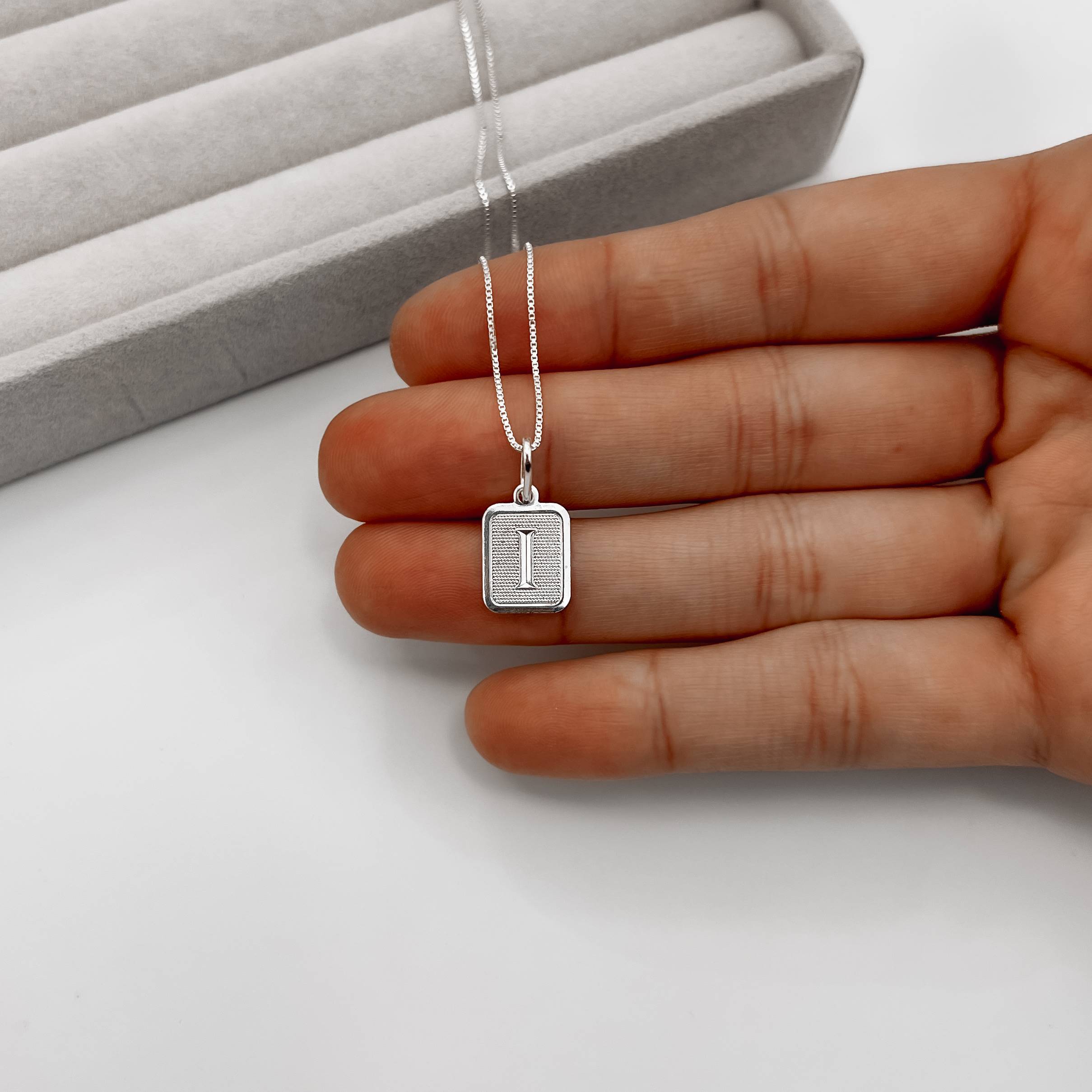 Imagem Colar pingente placa letra I 12mm 45cm