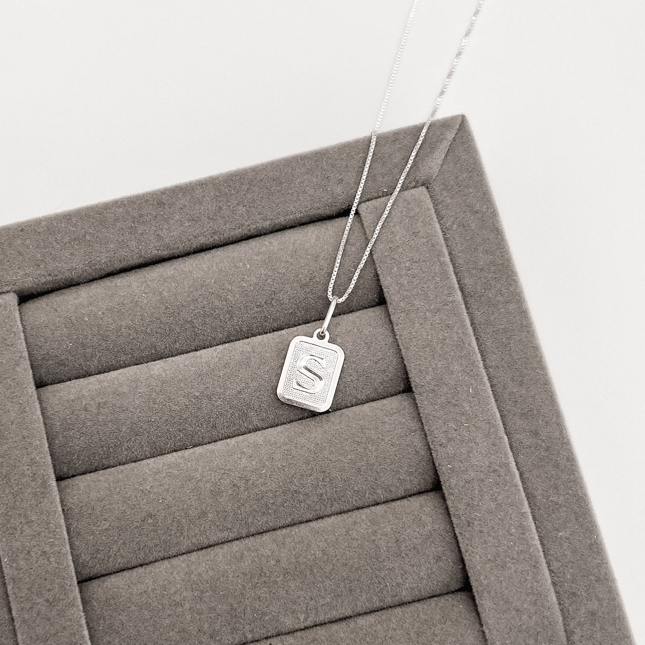 Imagem Colar pingente placa letra S 12mm 45cm