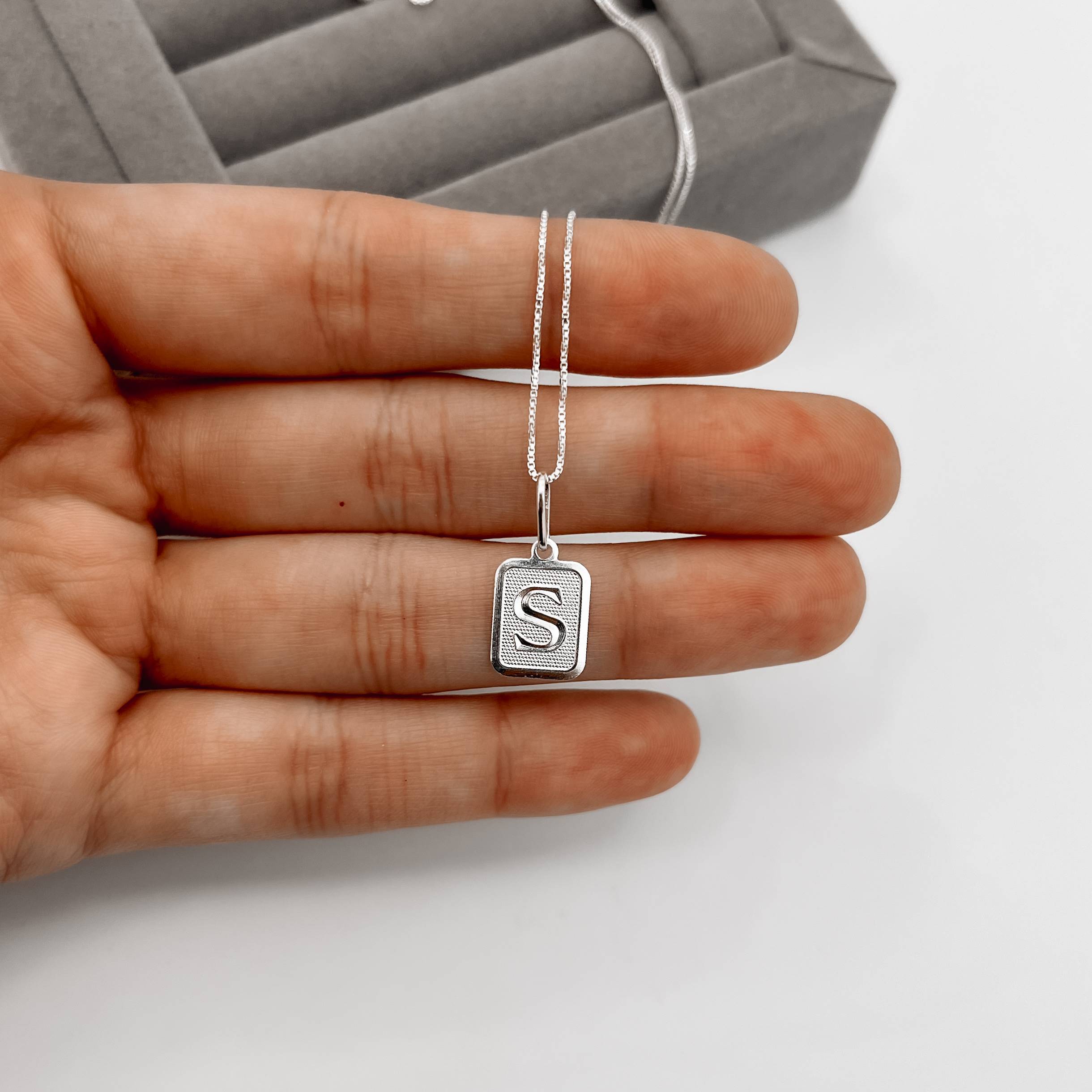 Imagem Secundária Colar pingente placa letra S 12mm 45cm