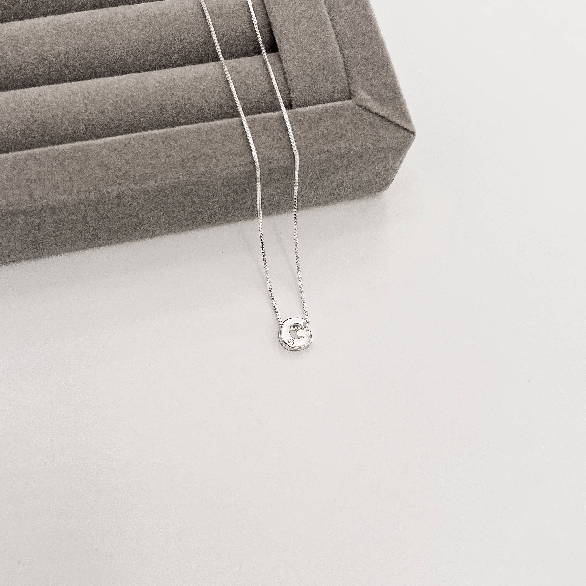Colar letra G detalhe zircônia 7mm 45cm
