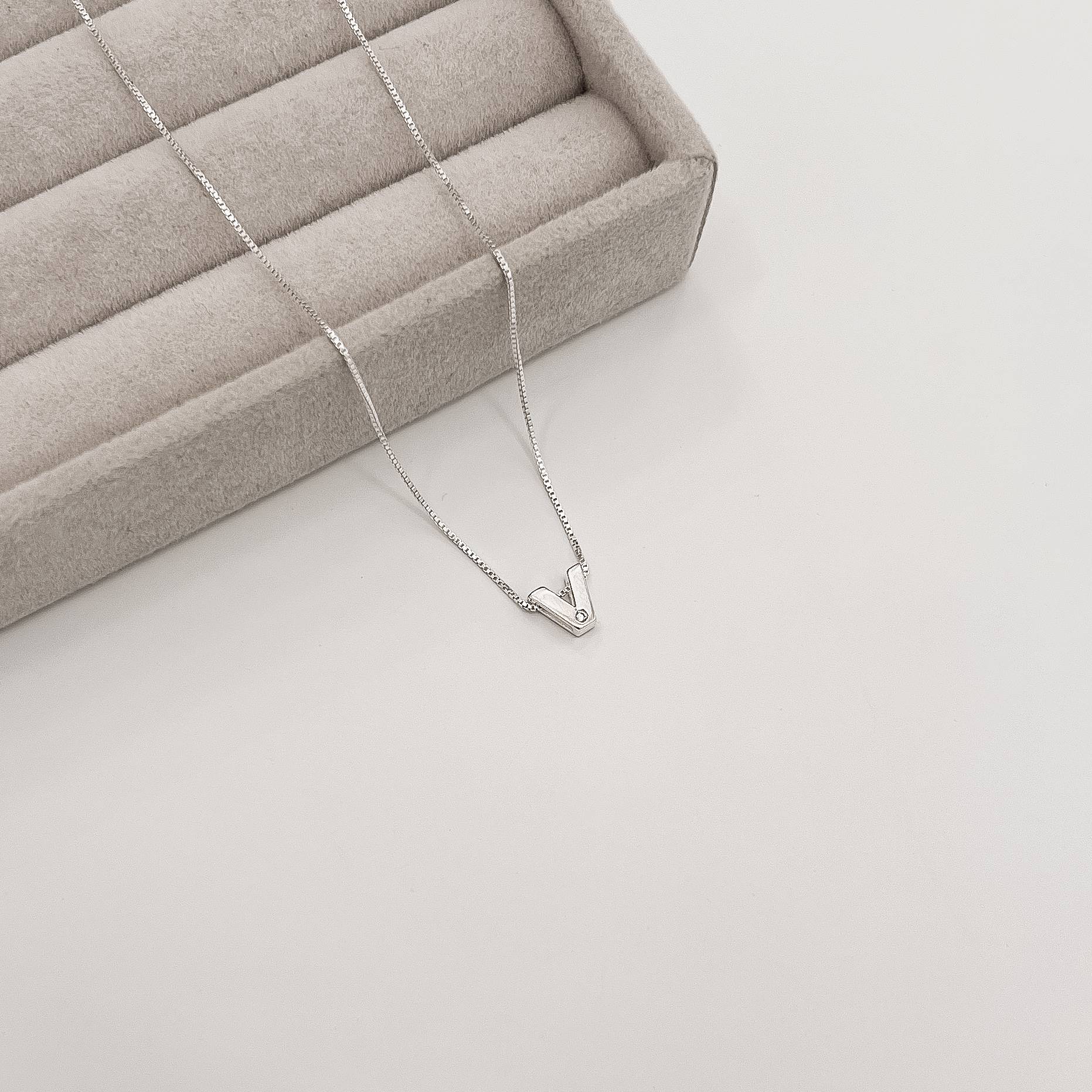 Imagem Secundária Colar letra V detalhe zircônia 7mm 45cm