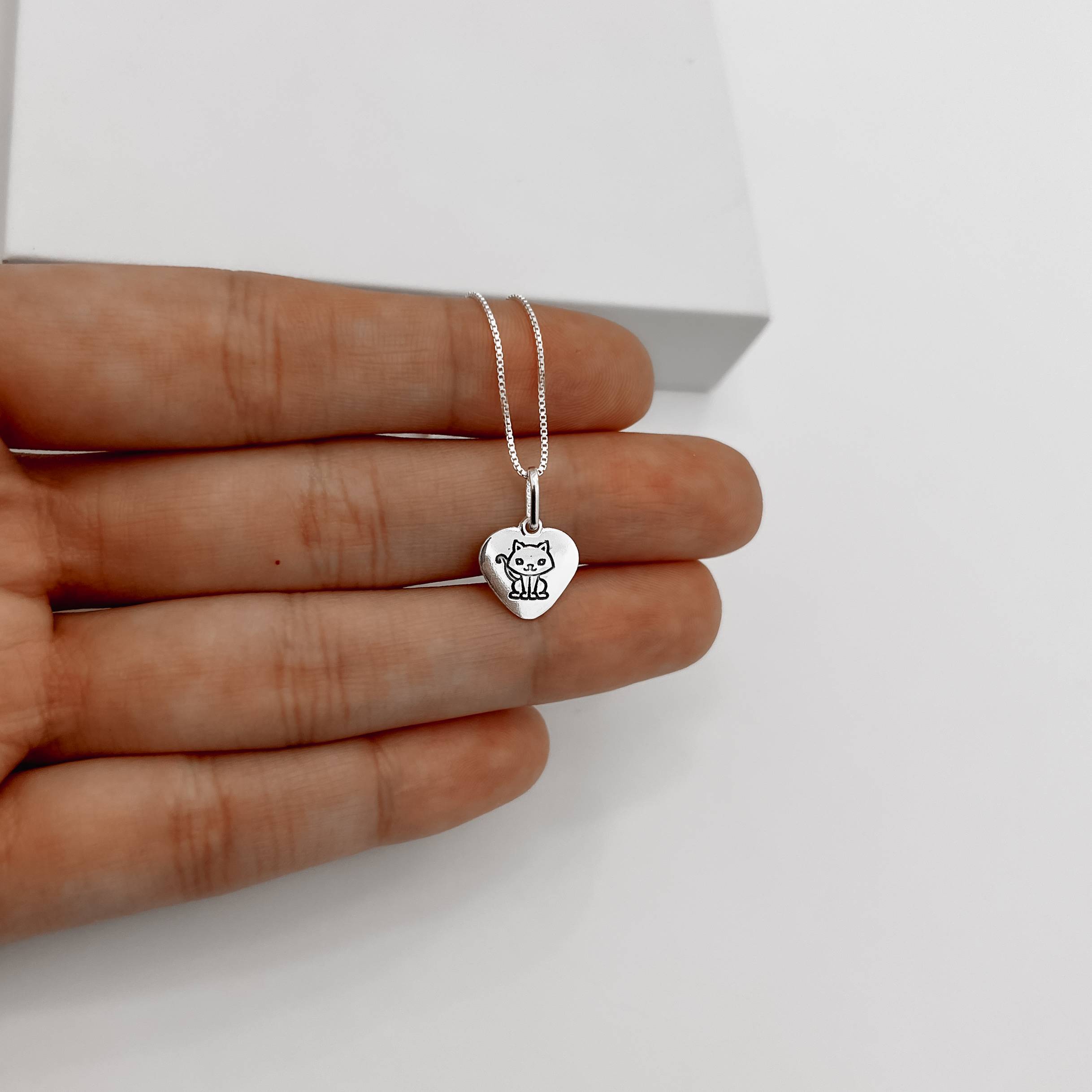 Colar pingente coração gato resina 11mm 45cm