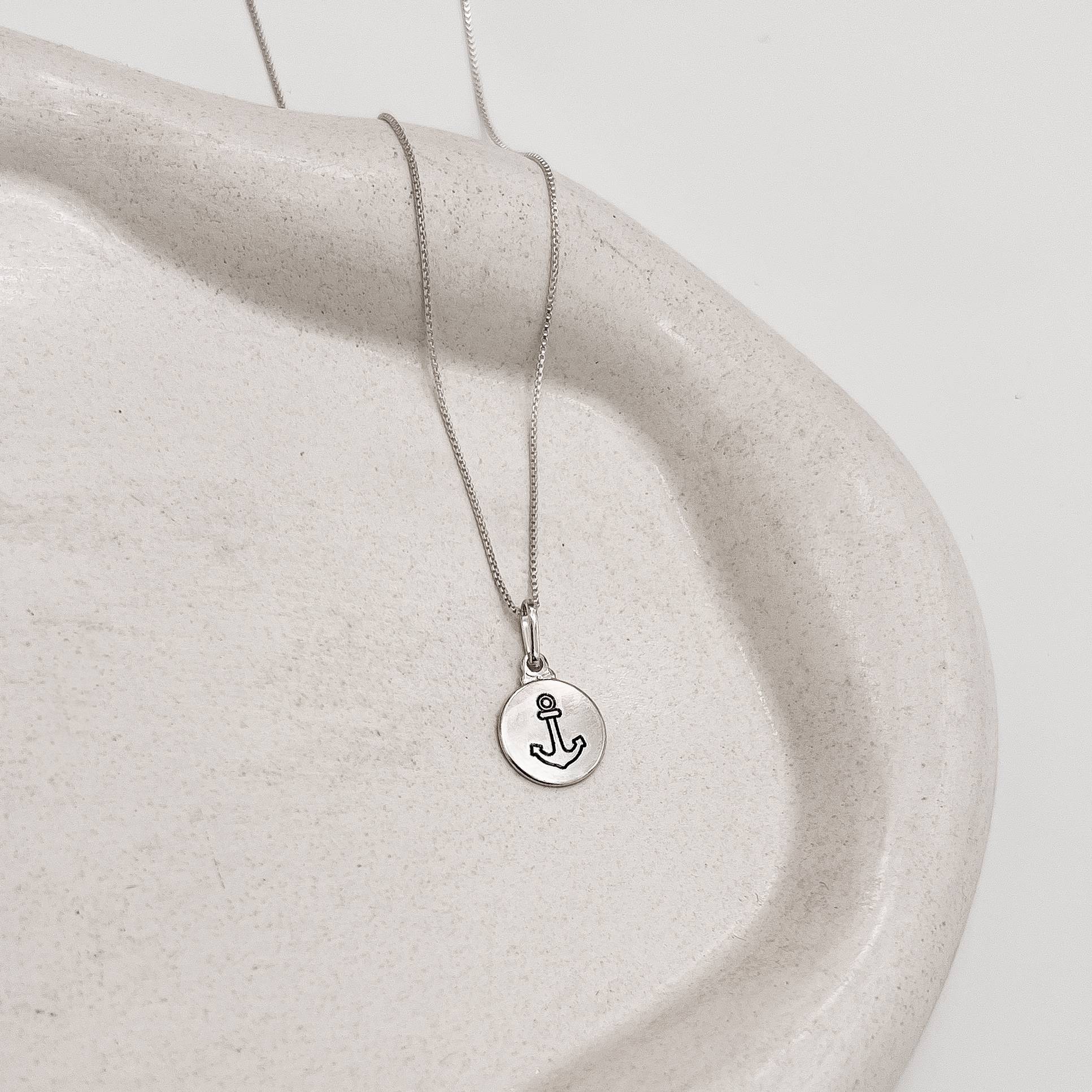 Colar pingente medalha ancora resina 45cm