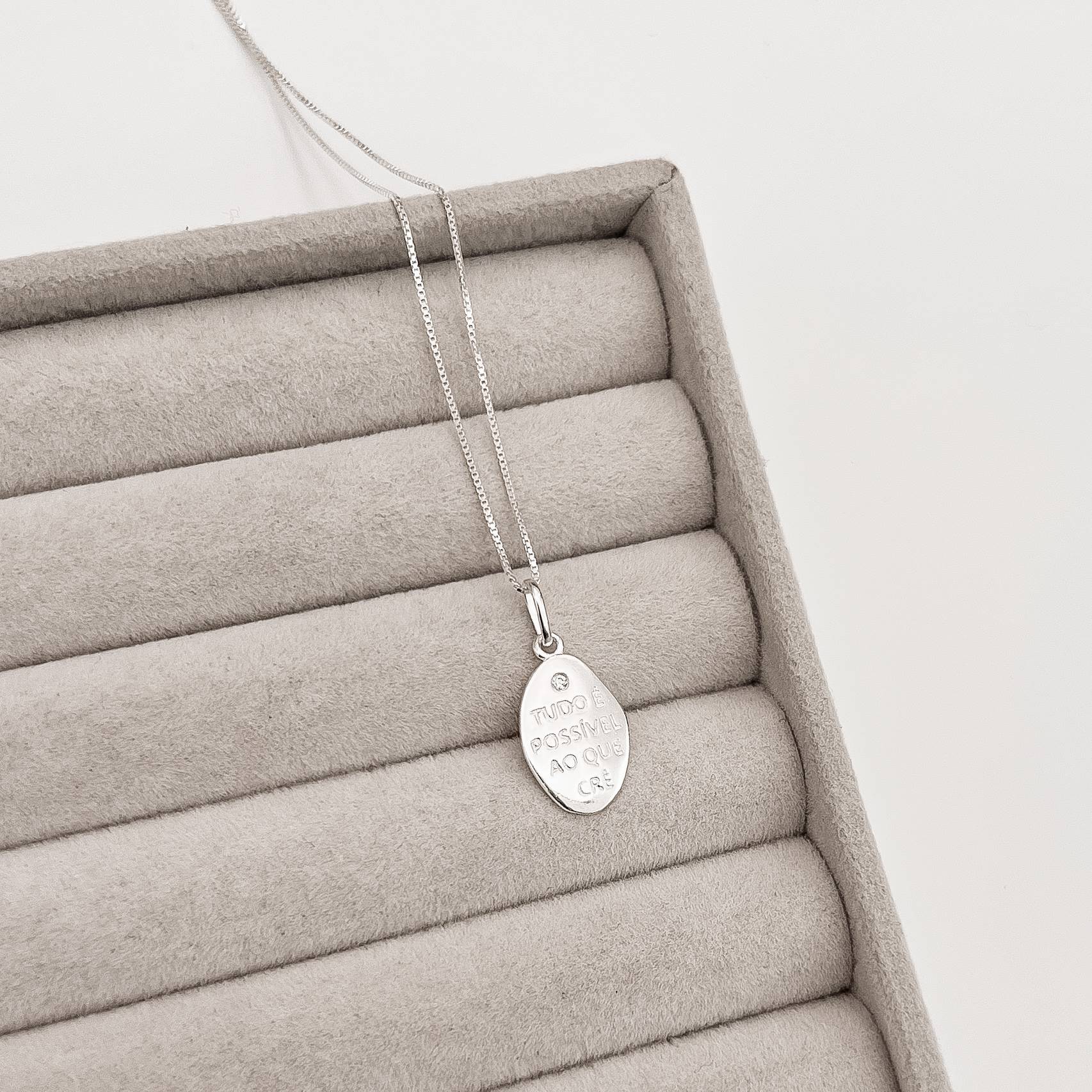 Colar pingente medalha tudo é possível ao que crê 15mm detalhe zircônia 45cm